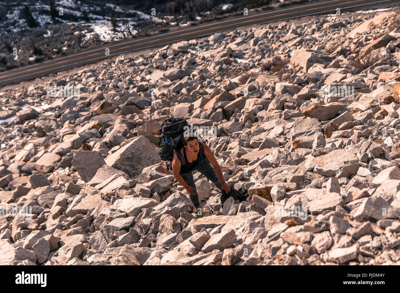 Frau Klettern, Kardinal Pinnacle, Bishop, Kalifornien, USA Stockfoto