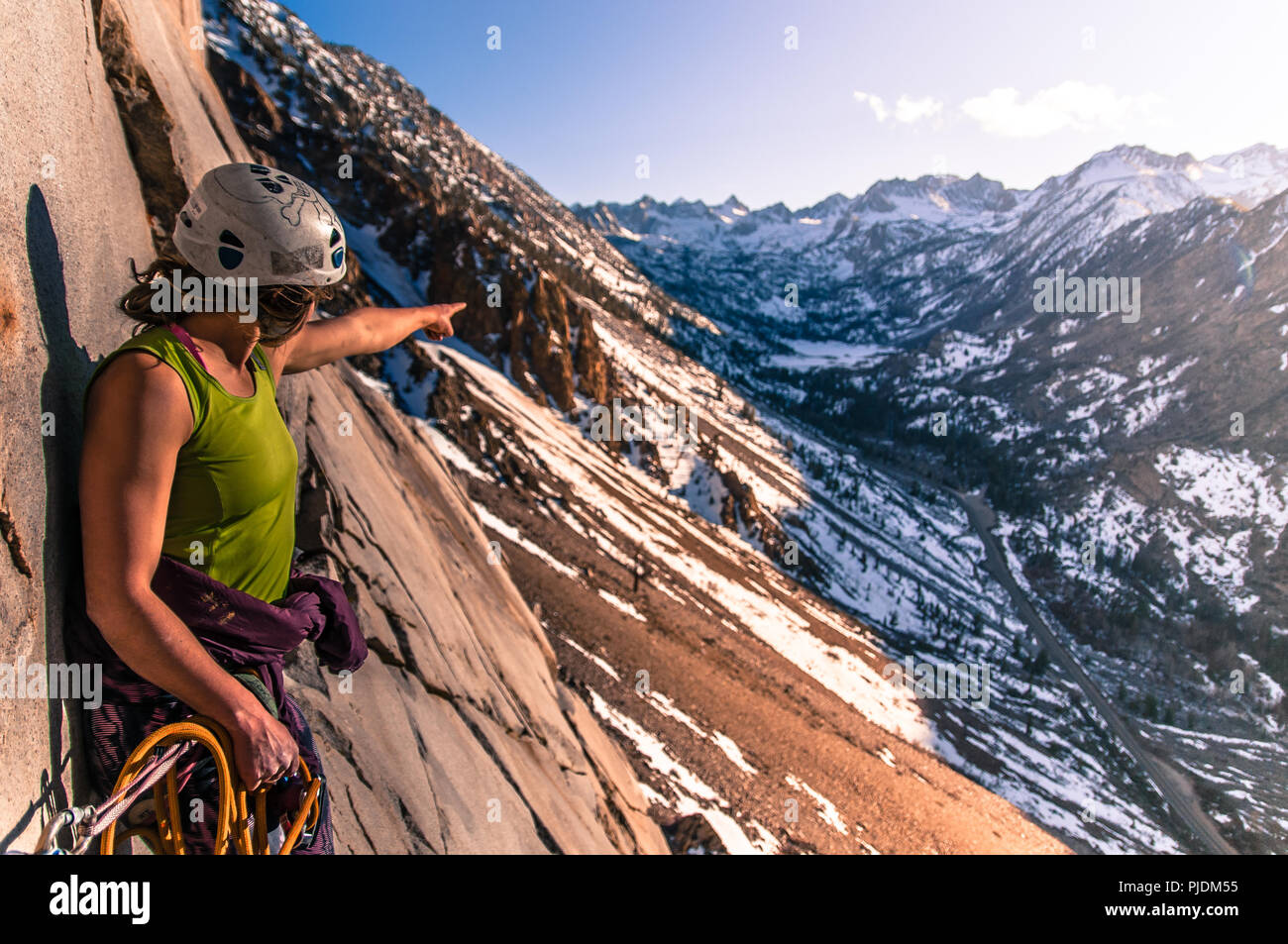 Frau Klettern, Kardinal Pinnacle, Bishop, Kalifornien, USA Stockfoto