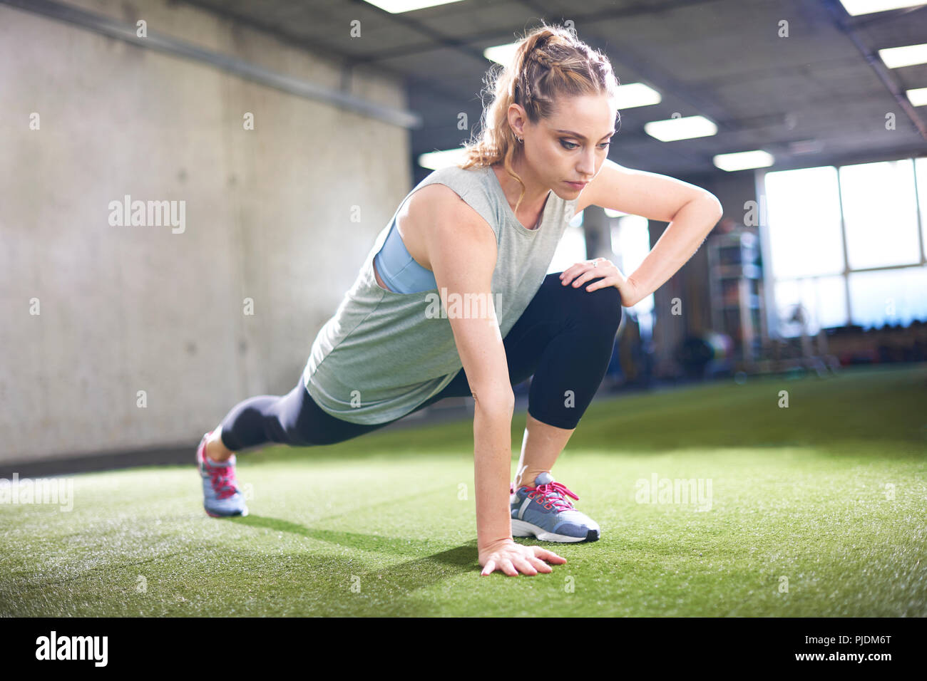 Frau, die stretching-Übung im Fitnessstudio zu tun Stockfoto