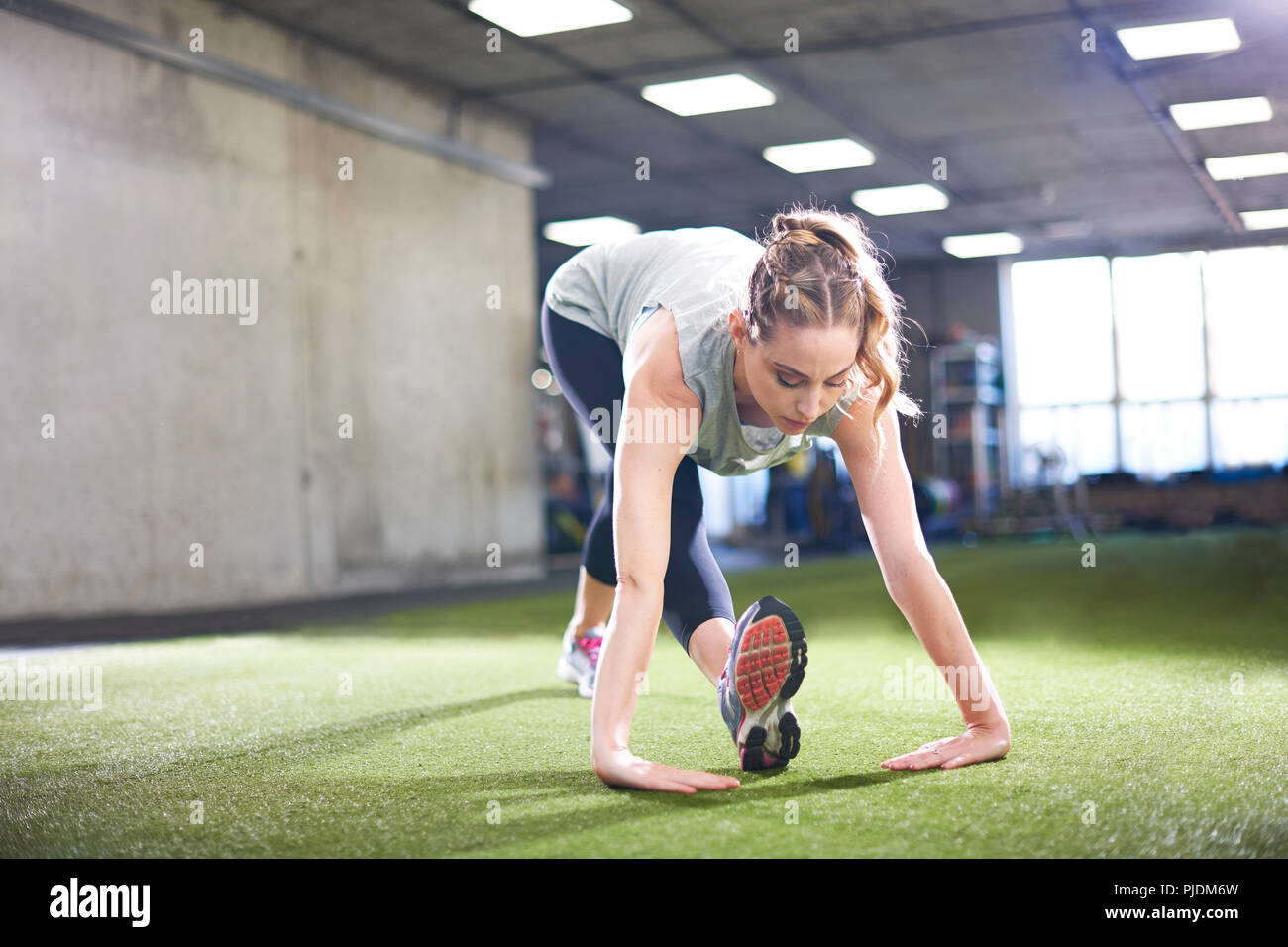 Frau, die stretching-Übung im Fitnessstudio zu tun Stockfoto
