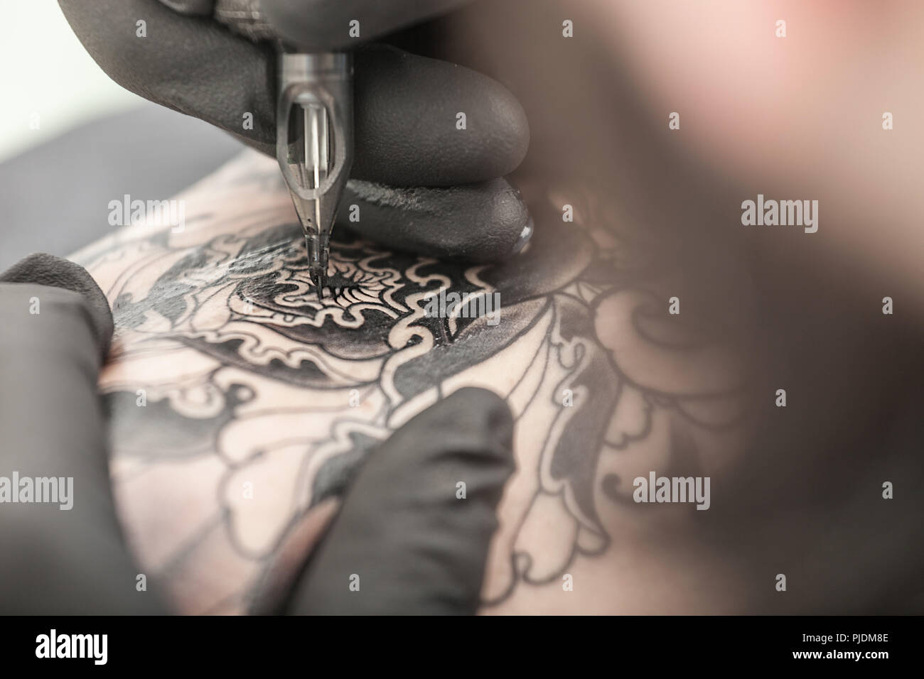 Tätowierer Zeichnung auf dem Arm des Client Stockfoto