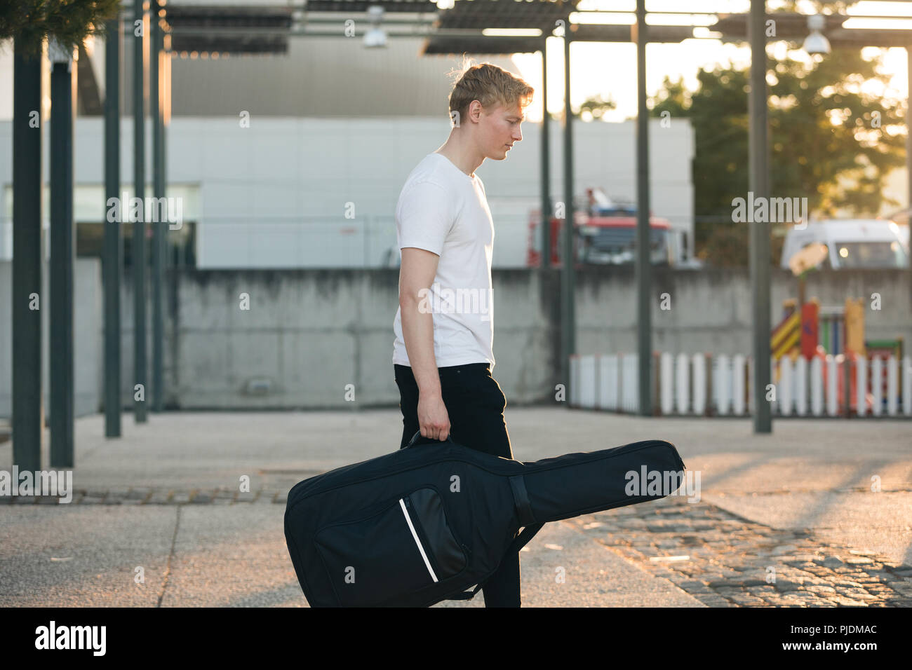 Junge Musiker mit Gitarre im Fall Stockfoto