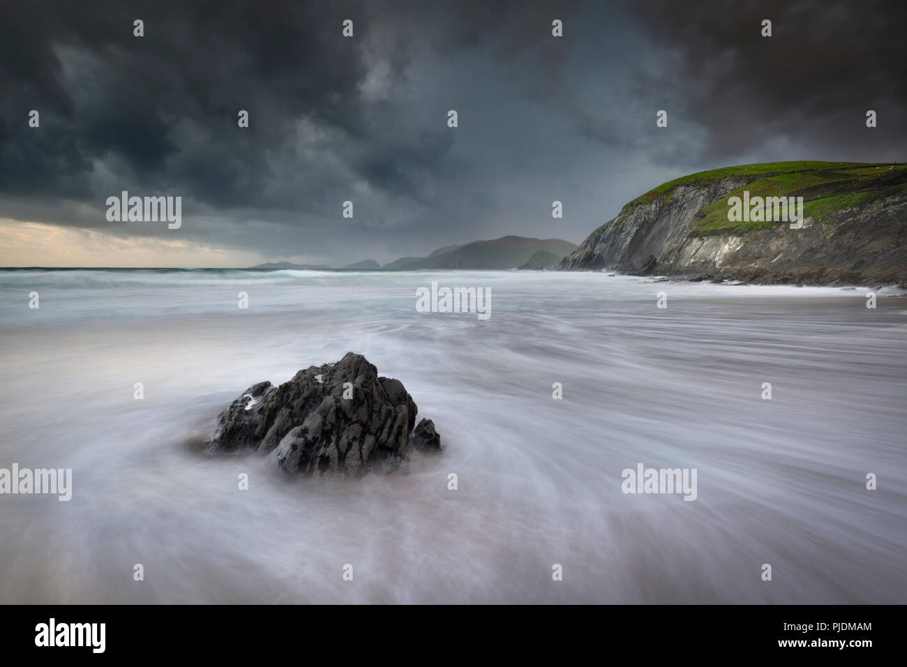 Coumeenoole Strand, Blasket Islands im Hintergrund, Irland Stockfoto