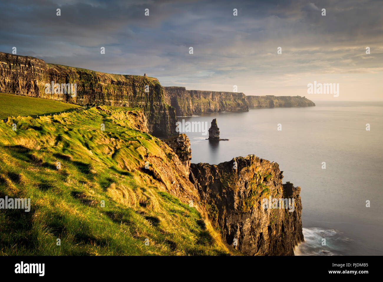 Die Klippen von Moher bei Sonnenuntergang, Doolin, Clare, Irland Stockfoto