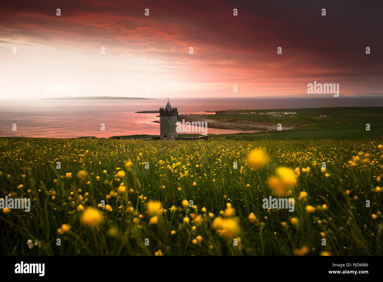 Doonagore Castle, Doolin Castle bei Sonnenuntergang, Doolin, Clare, Irland Stockfoto