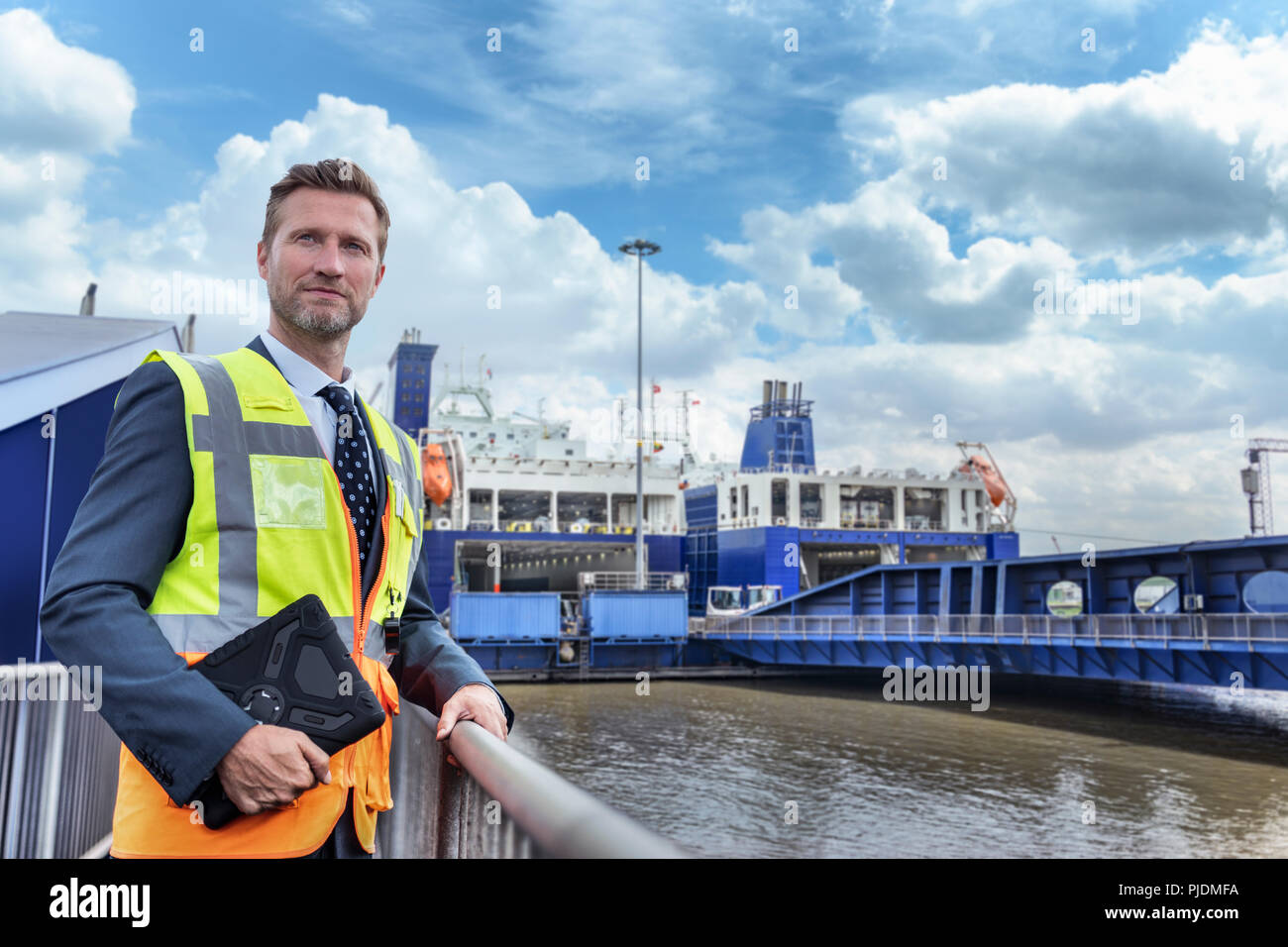 Geschäftsmann mit Beladung der Fähre Schiffe im Hafen im Hintergrund Stockfoto