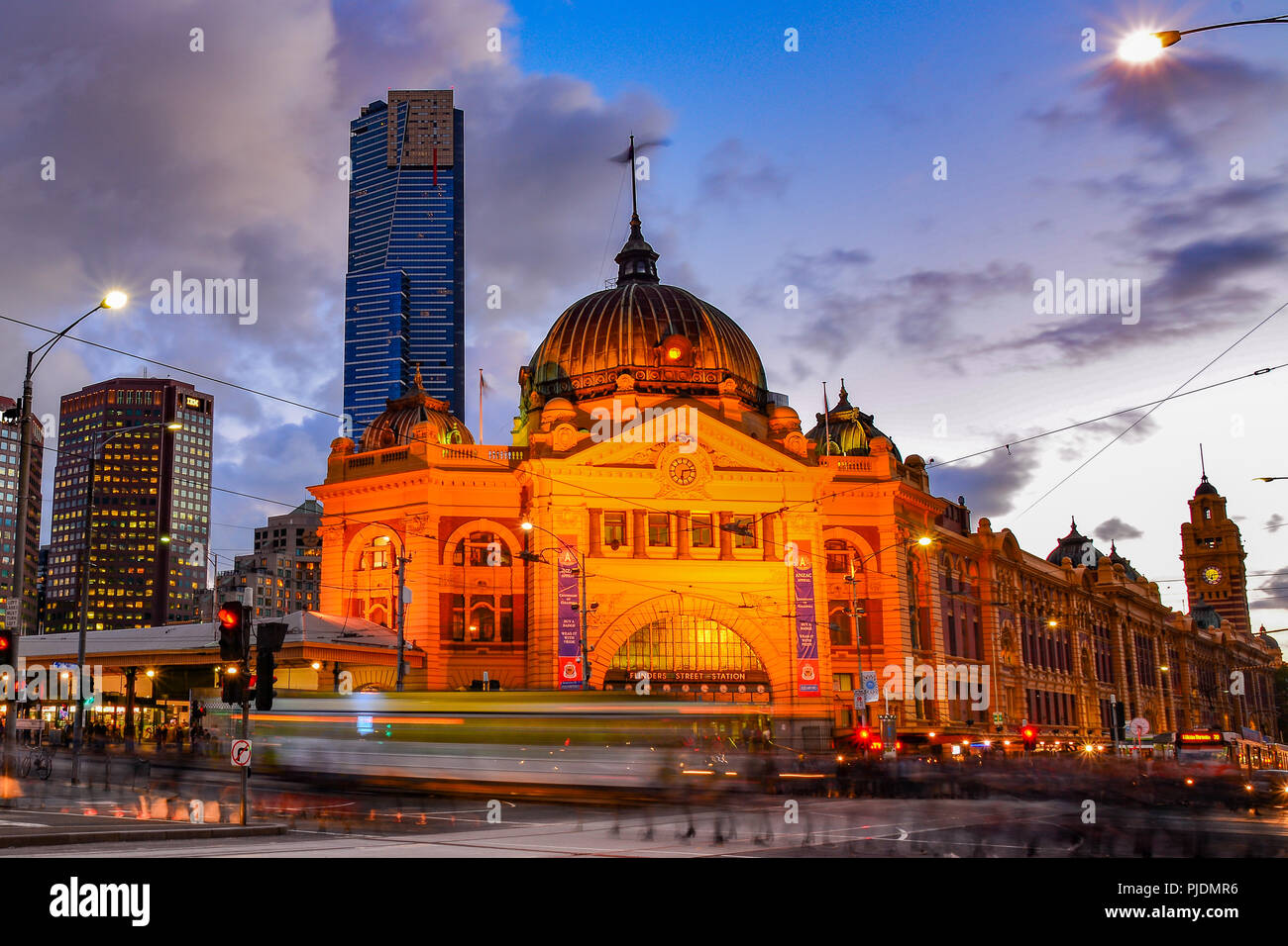 Der Bahnhof Flinders Street in der Nacht, die berühmteste Sehenswürdigkeit in Melbourne. Stockfoto