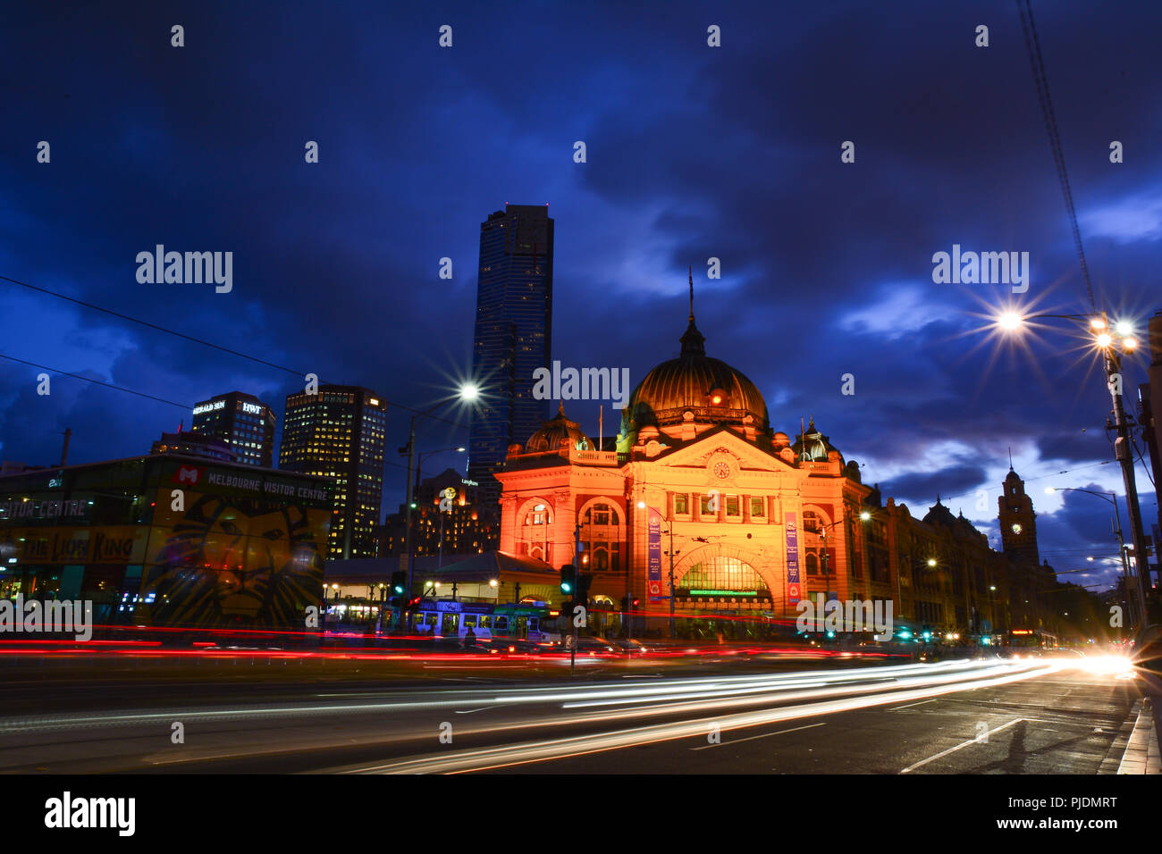 Der Bahnhof Flinders Street in der Nacht, die berühmteste Sehenswürdigkeit in Melbourne. Stockfoto