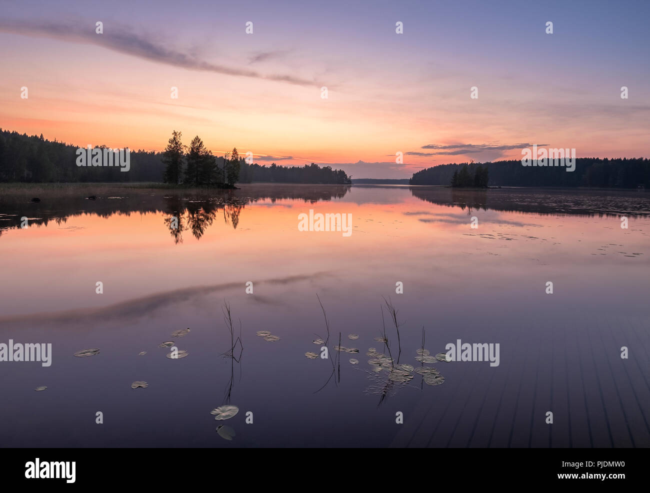 Friedliche Aussicht mit Sonnenuntergang, See und stehendes Wasser im Sommer Nacht in Finnland. Stockfoto