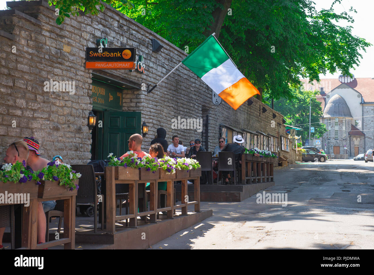 Irish Pub Estland, Ansicht von Menschen an Tischen, die außerhalb der Shamrock Irish Pub entspannen im Zentrum von Tallinn, Estland. Stockfoto