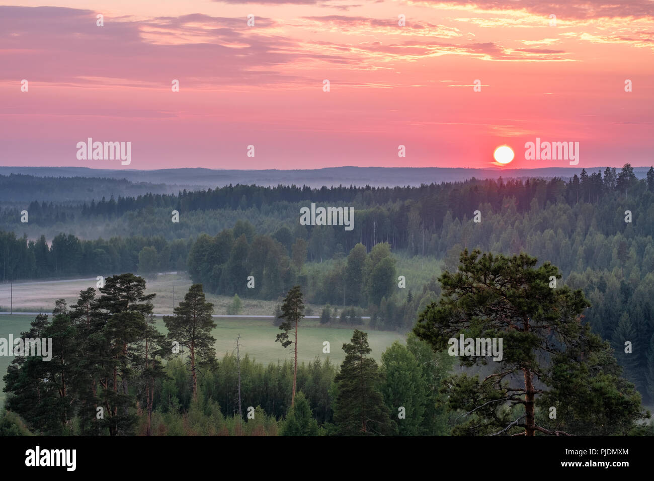 Landschaft hohe Betrachtungswinkel mit Sonnenuntergang und Abendlicht am Sommer, der in Finnland Stockfoto
