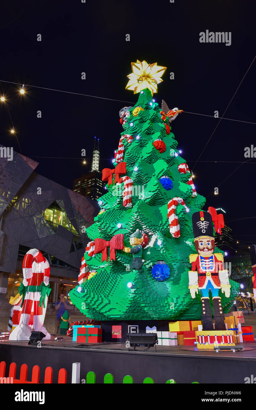 Lego Weihnachtsbaum und Santa Claus am Federation Square zum Feiern. Stockfoto