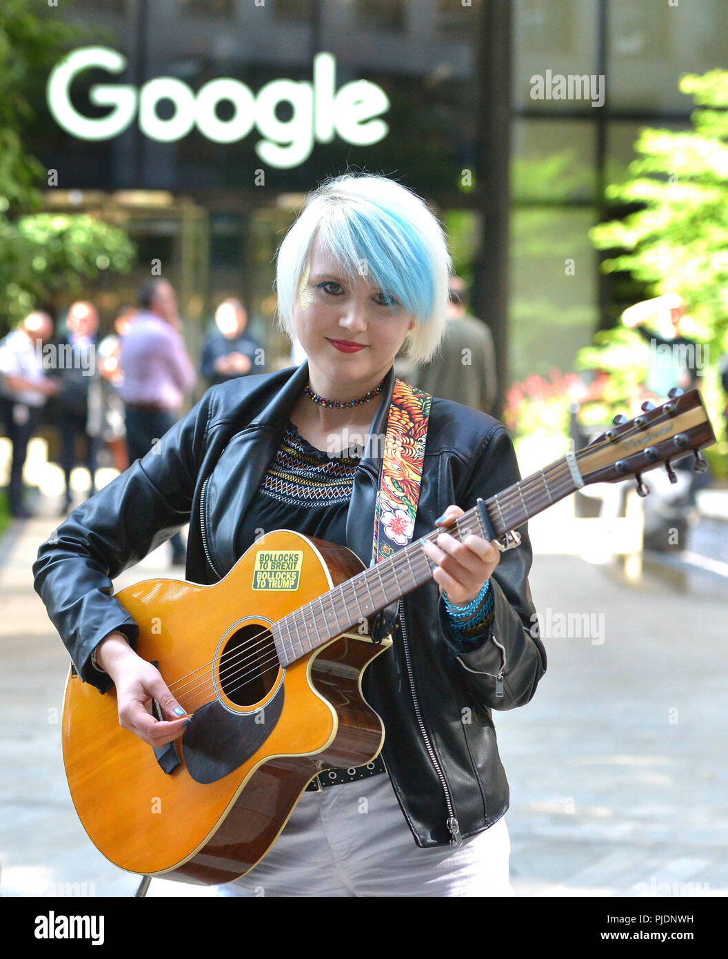 Die Singer-Songwriterin Maeleina Kay, die im Rahmen der #LoveMusic-Kampagne außerhalb des Google-Hauptsitzes in London tätig ist, unterstützt Maßnahmen zur Änderung des Urheberrechts, um magere Belohnungen, die angeblich von Online-Plattformen wie YouTube an Musiker gezahlt werden, wiedergutmachen zu können. Stockfoto