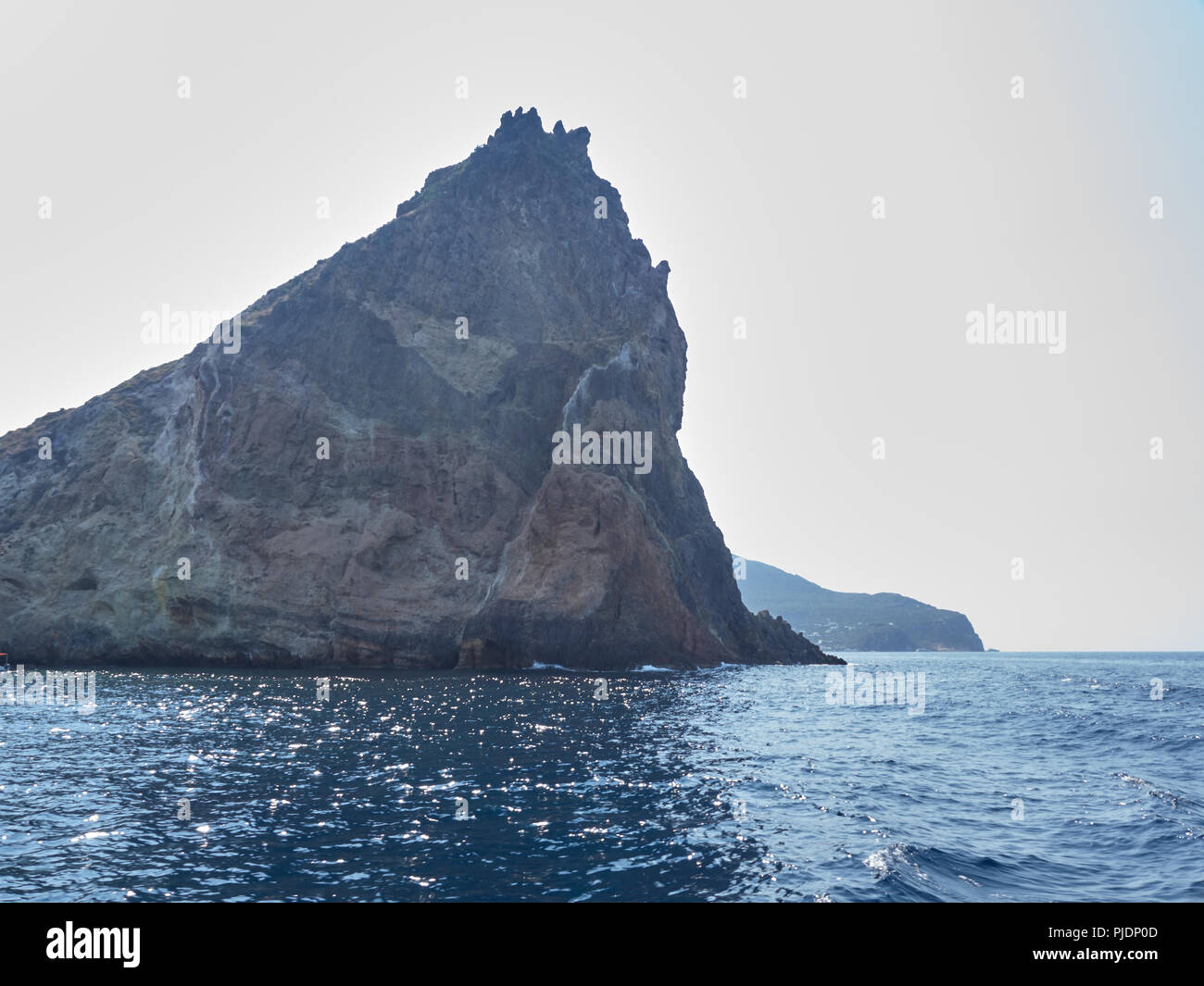 Blick vom Boot auf die Insel in der nearbies Panarea: Lisca Bianca und Basiluzzo Stockfoto