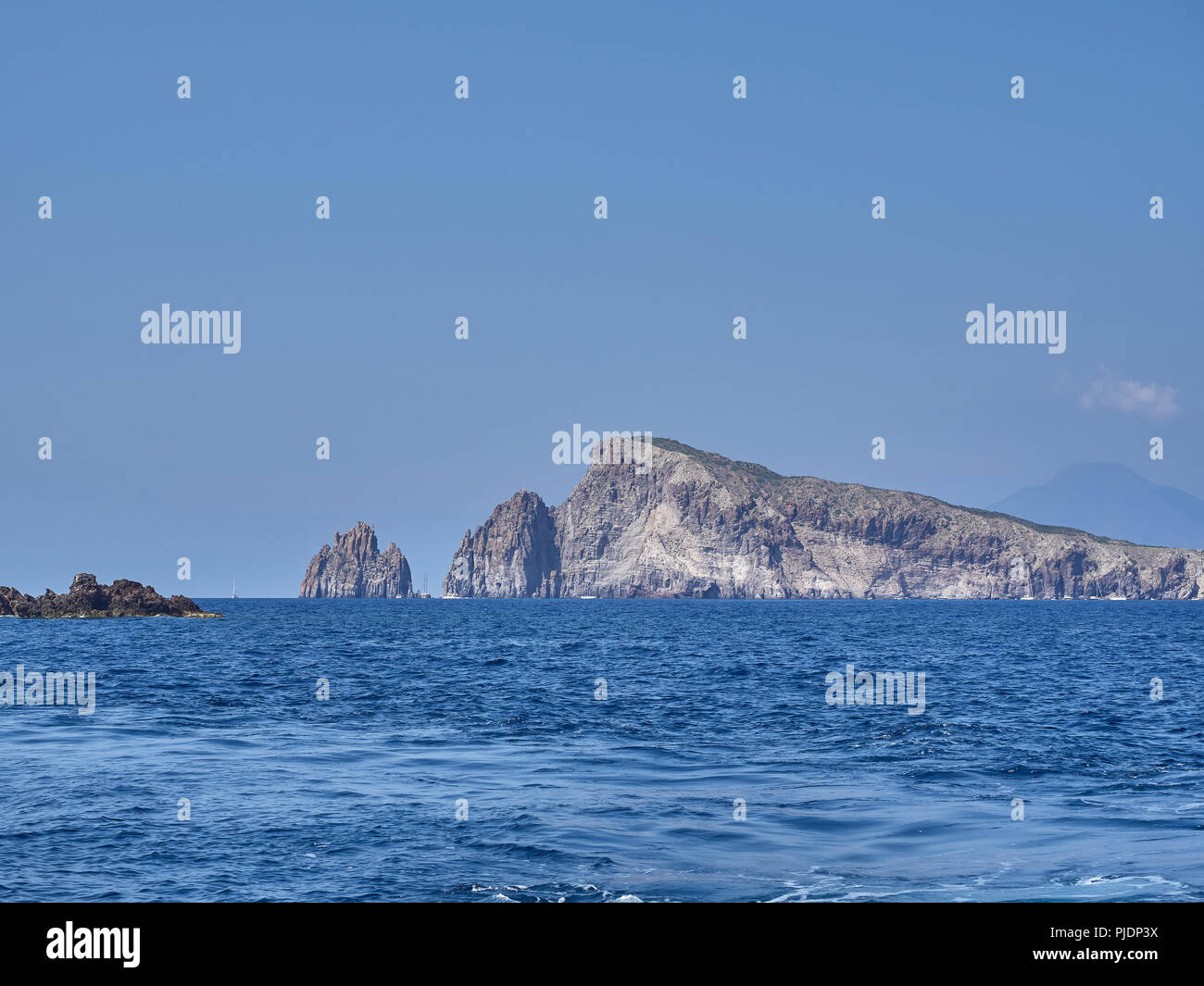 Blick vom Boot auf die Insel in der nearbies Panarea: Lisca Bianca und Basiluzzo Stockfoto