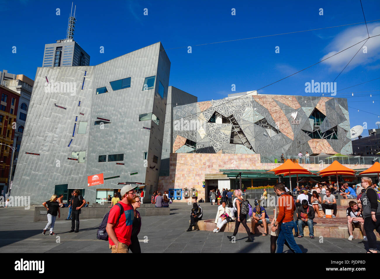 Menschen am Federation Square im Zentrum von Melbourne, Australien Stockfoto