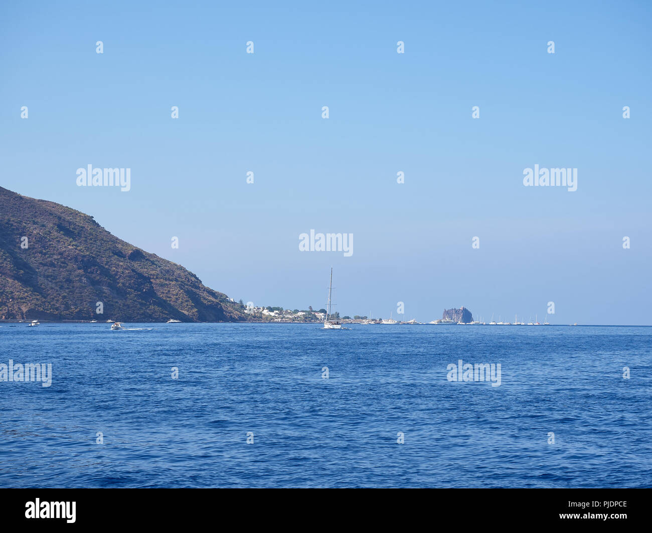 Schuß von Strombolicchio und Stromboli Inseln vom Schiff in einen Sommer am Nachmittag Stockfoto