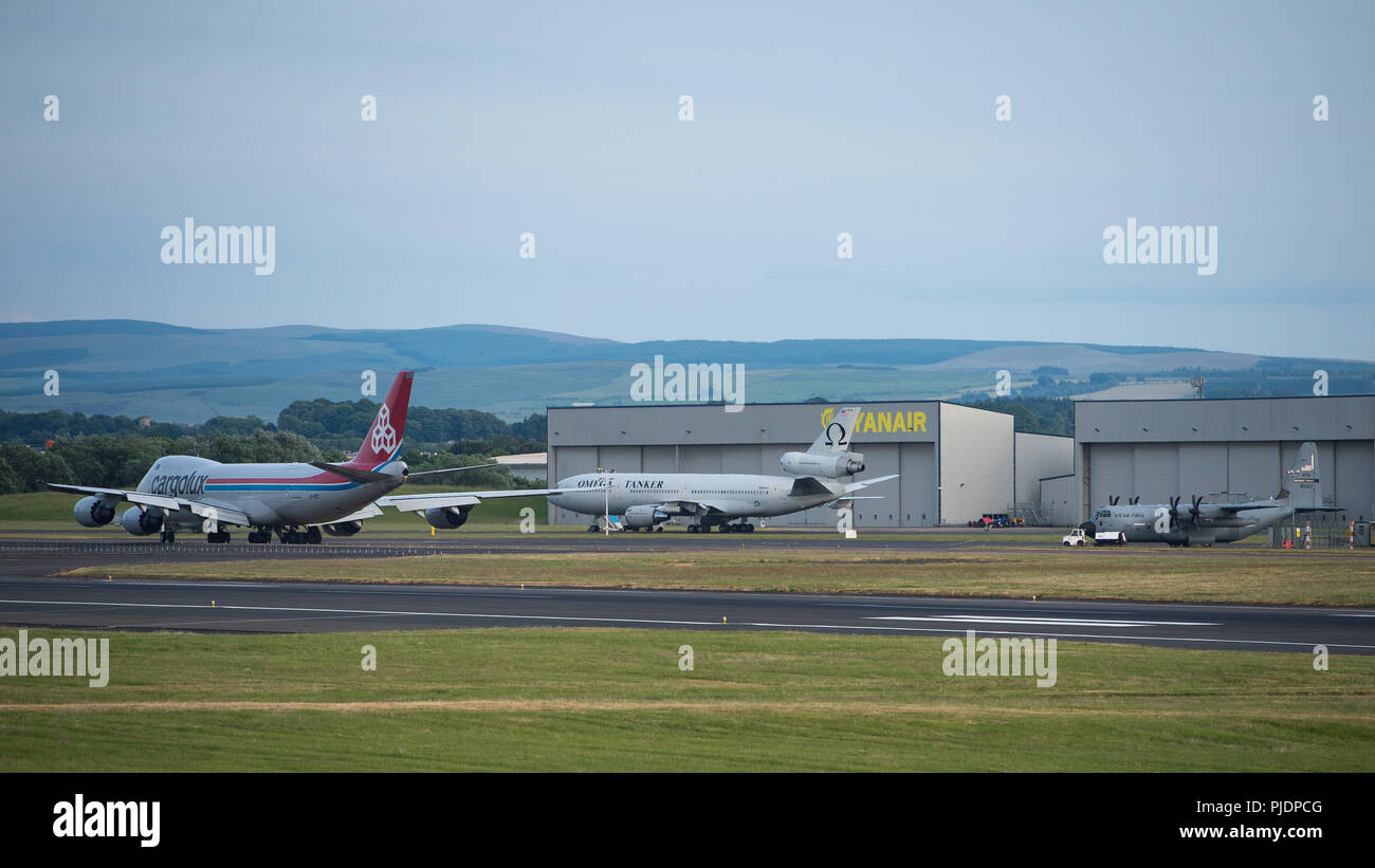 Cargolux Boeing 747-800 F Abflug Flughafen Prestwick Inernational gebunden für Luxemburg, beladen mit Fracht frei nehmen. Stockfoto
