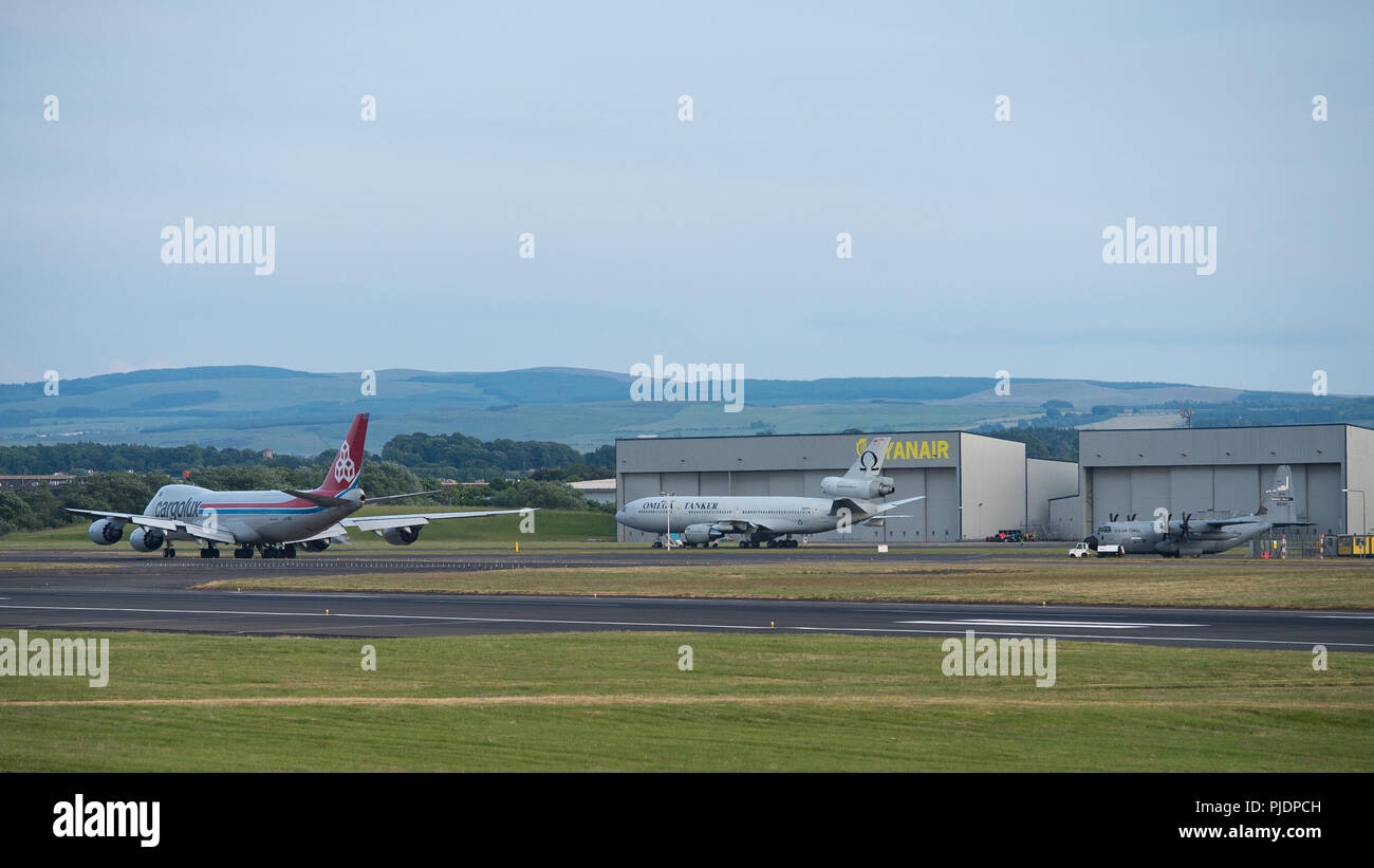 Cargolux Boeing 747-800 F Abflug Flughafen Prestwick Inernational gebunden für Luxemburg, beladen mit Fracht frei nehmen. Stockfoto