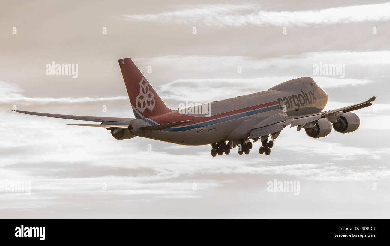 Cargolux Boeing 747-800 F Abflug Flughafen Prestwick Inernational gebunden für Luxemburg, beladen mit Fracht frei nehmen. Stockfoto
