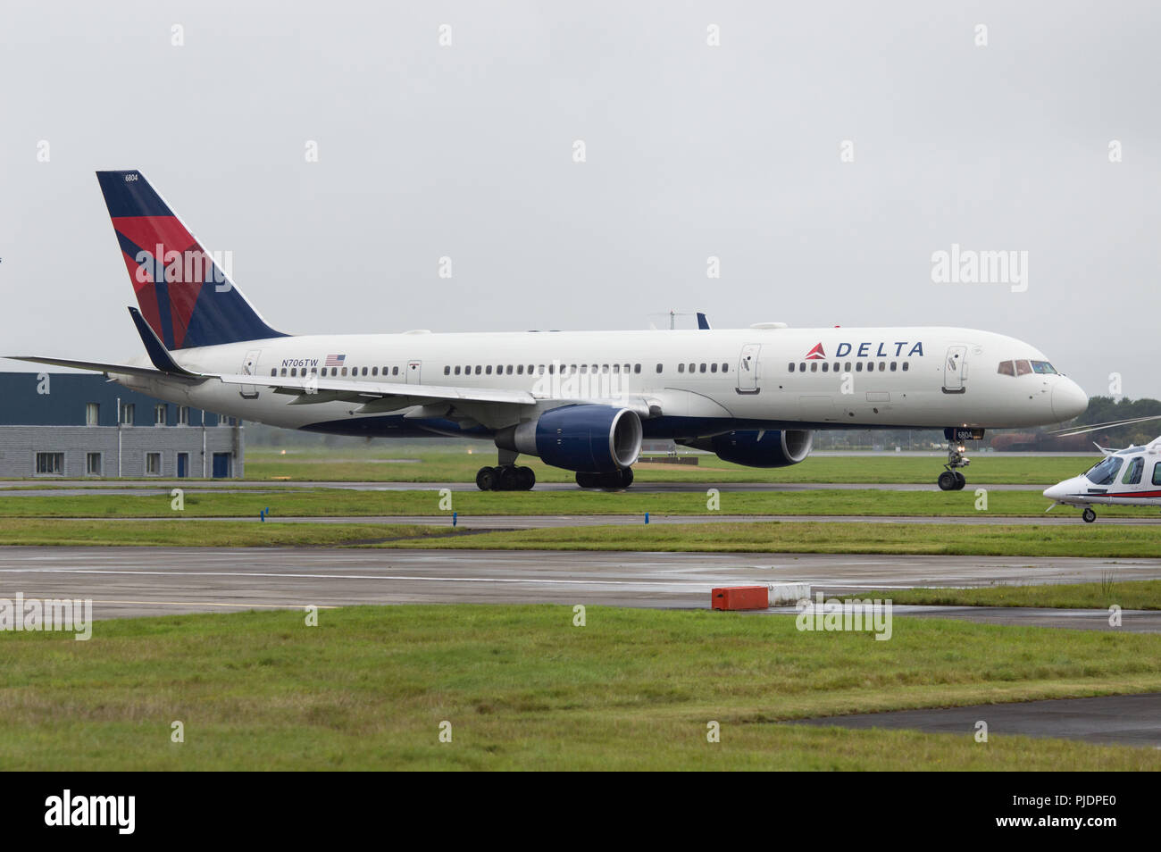 Delta Air Lines Flug nach New York gesehen, und der Internationale Flughafen Glasgow, Renfrewshire, Schottland. Stockfoto