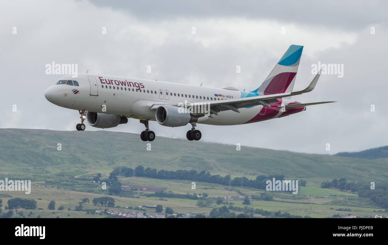 Niedrige Kosten deutsche Träger - Eurowings gesehen Landung am Flughafen Glasgow, Renfrewshire, Schottland. Stockfoto