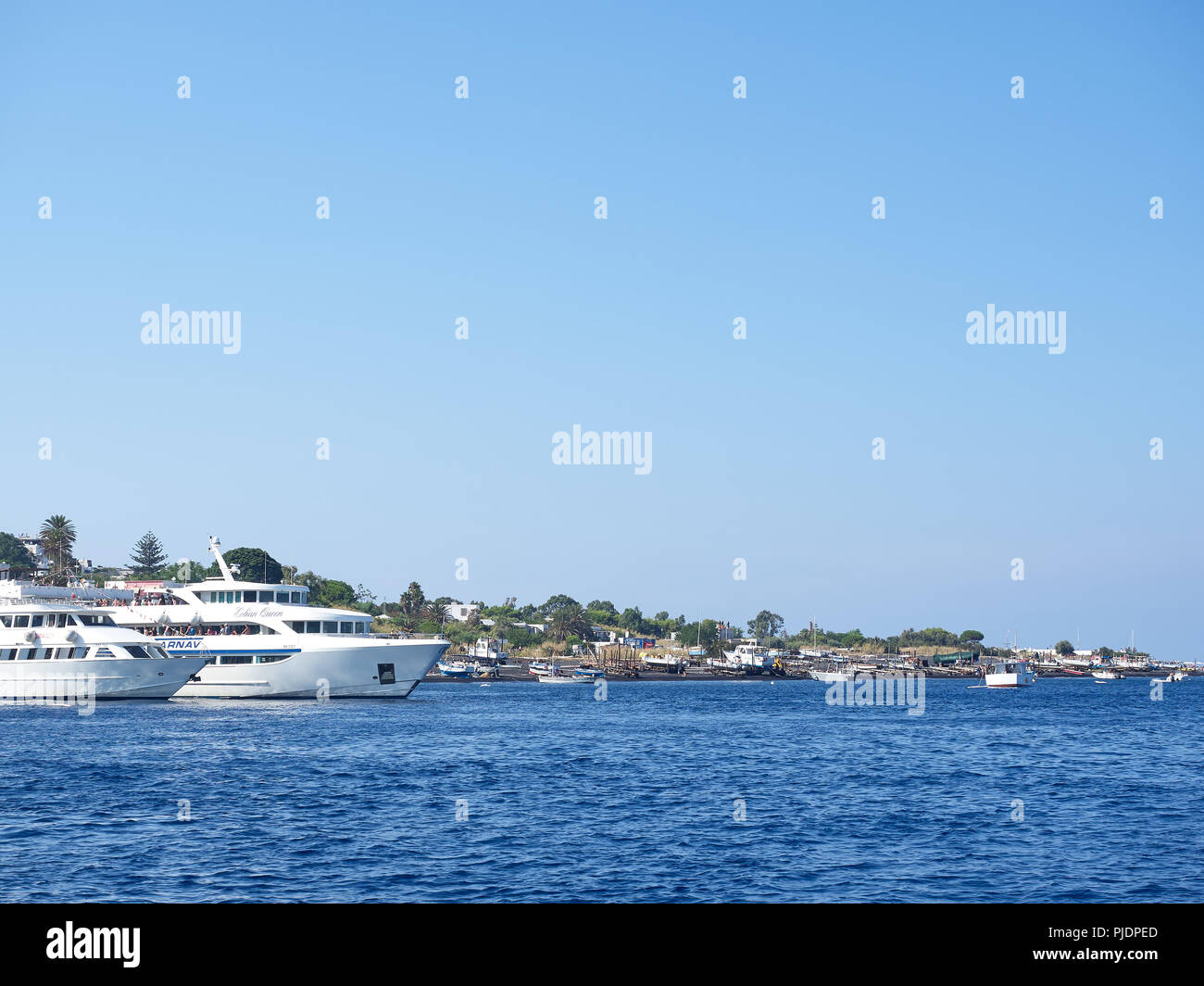 Blick auf die Insel Stromboli und den Vulkan vom Boot in einem Sommernachmittag Stockfoto