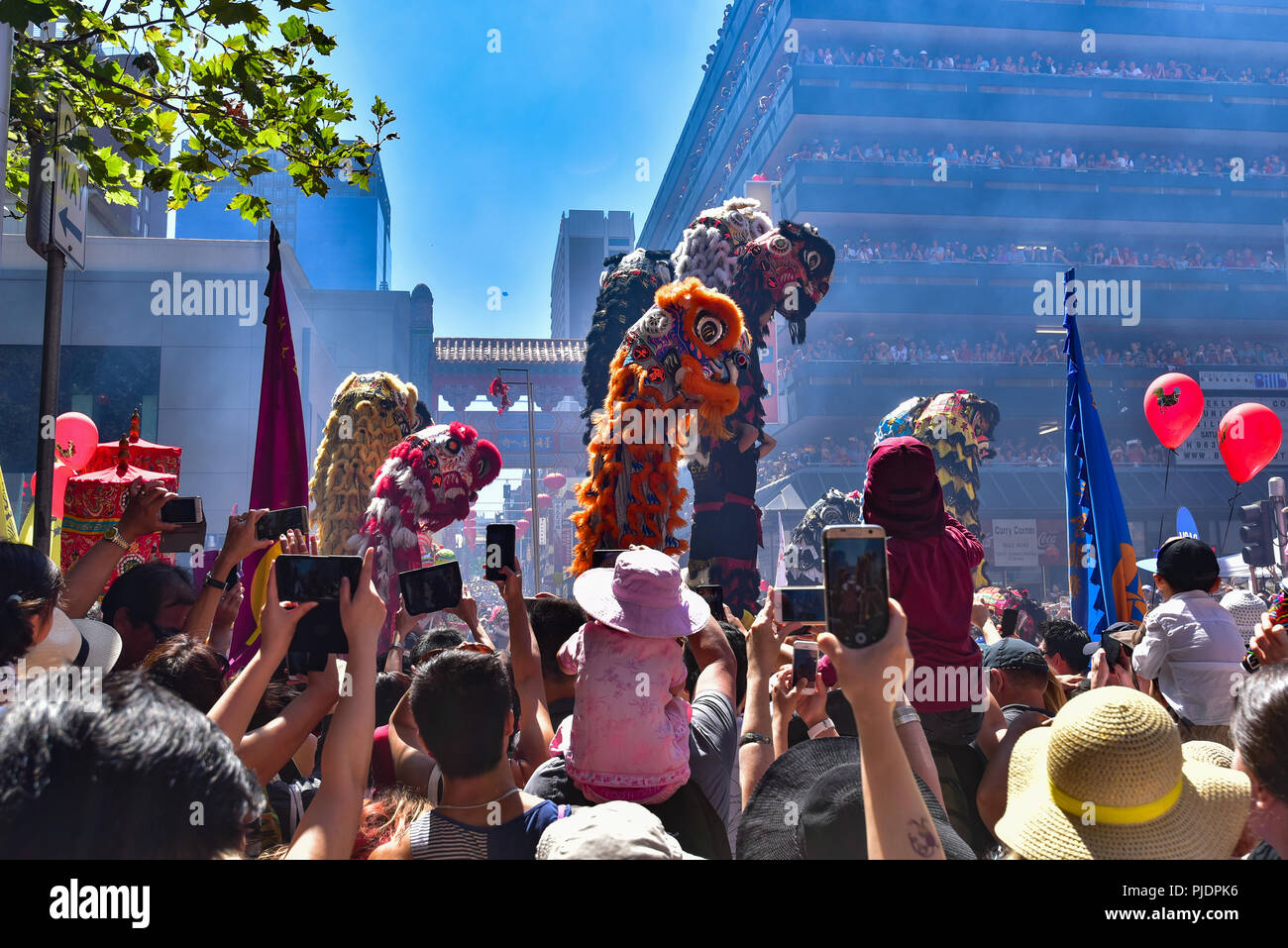 Die Menschen Feiern zum chinesischen Neujahrsfest in Chinatown in Melbourne mit tanzenden Löwen und Drachen Stockfoto