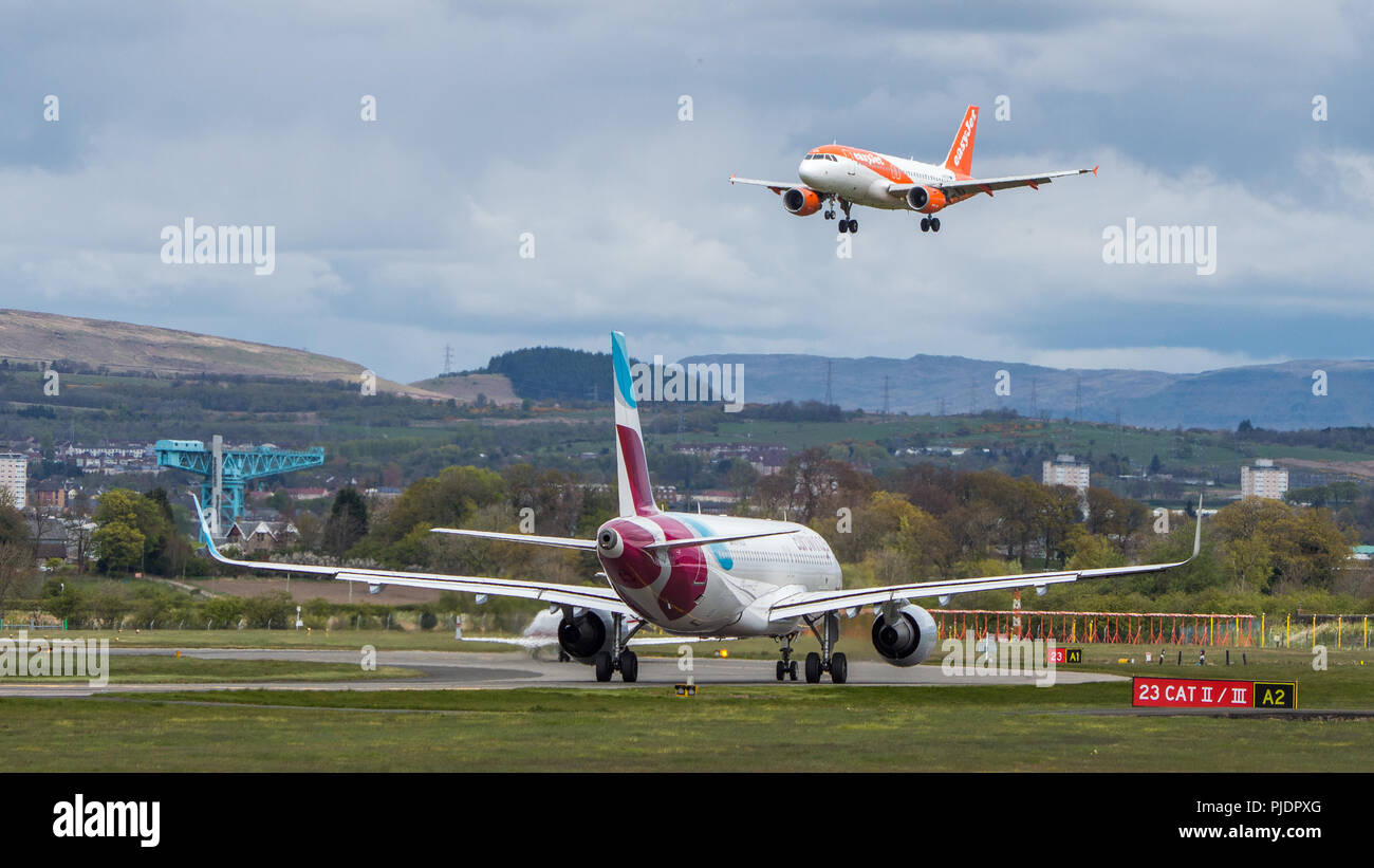 Eurowings Flug von Deutschland gesehen Landung am Flughafen Glasgow, Renfrewshire, Schottland. Stockfoto
