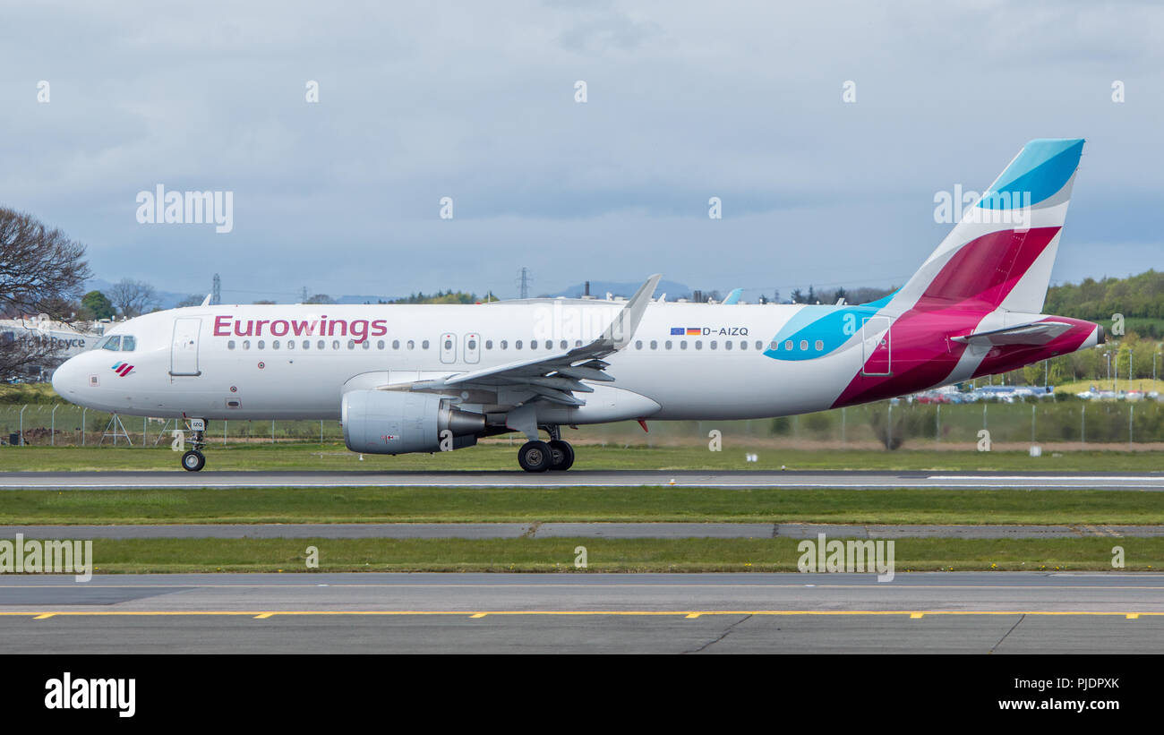 Eurowings Flug von Deutschland gesehen Landung am Flughafen Glasgow, Renfrewshire, Schottland. Stockfoto