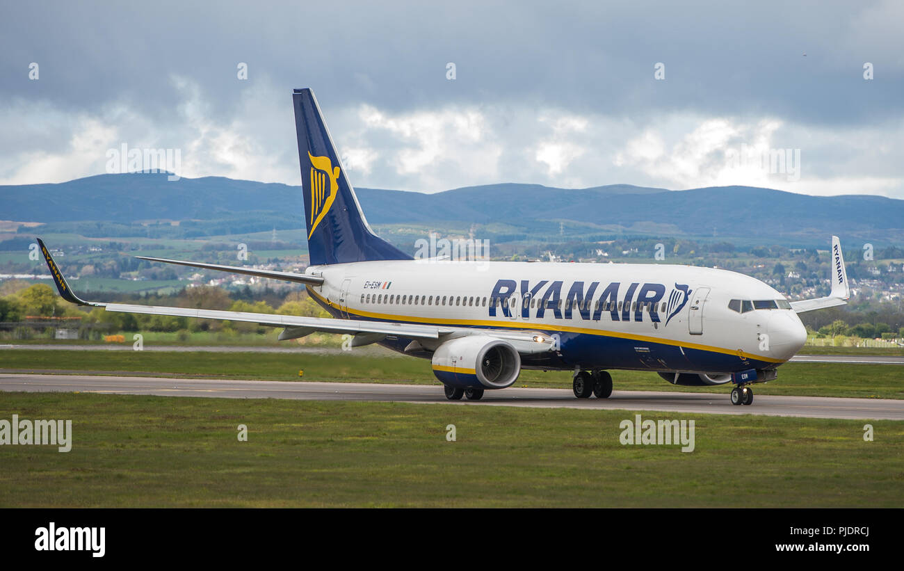 Ryanair Flug gesehen, der Internationale Flughafen Glasgow, Renfrewshire, Schottland. Stockfoto