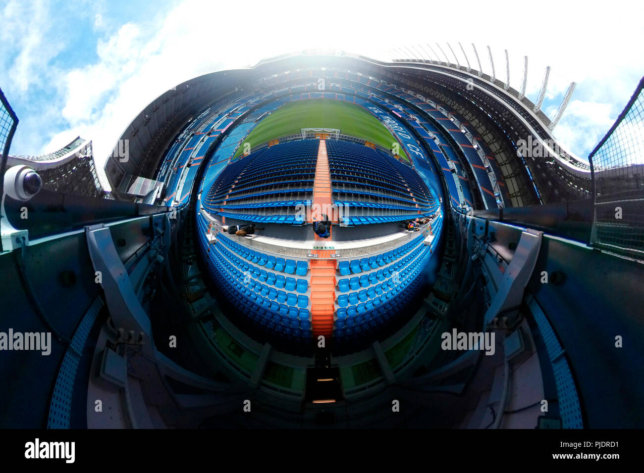 Full Circle (Little planet, Planetenansicht) - Panorama: Santiago Bernabeu Stadion, Real Madrid, Madrid. Stockfoto