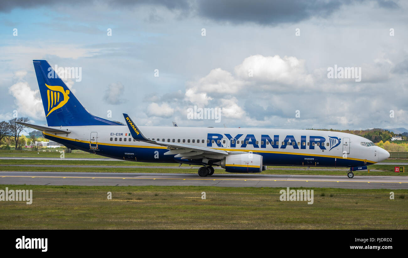 Ryanair Flug gesehen, der Internationale Flughafen Glasgow, Renfrewshire, Schottland. Stockfoto