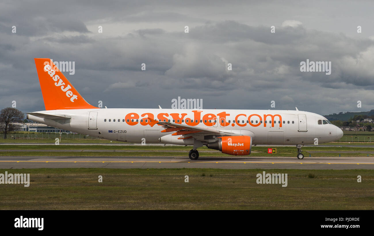 Low Cost Carrier, Easy Jet am Internationalen Flughafen Glasgow, Renfrewshire, Schottland gesehen. Stockfoto