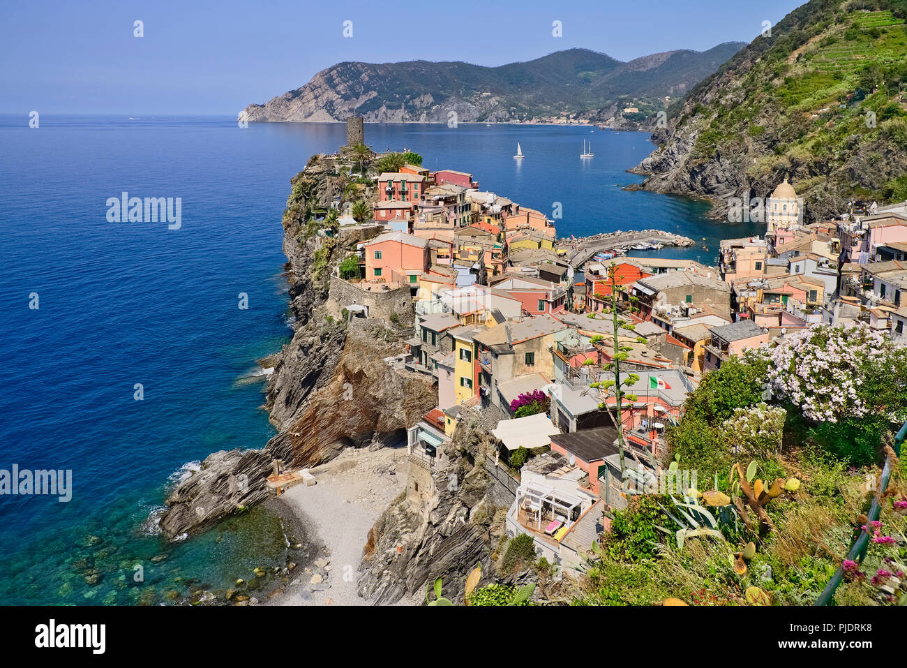 Italien, Ligurien, Cinque Terre, Vernazza, Blick auf die Stadt von oben auf den Sentiero Azzurro oder blauen Trail, ist der berühmte Wanderweg, links die 5 Städte. Stockfoto