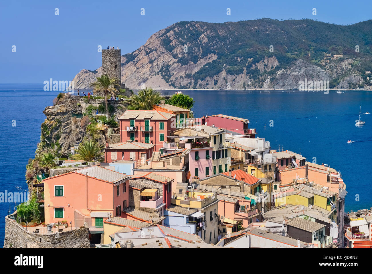 Italien, Ligurien, Cinque Terre, Vernazza, Blick auf die Stadt von oben auf den Sentiero Azzurro oder blauen Trail, ist der berühmte Wanderweg, links die 5 Städte. Stockfoto