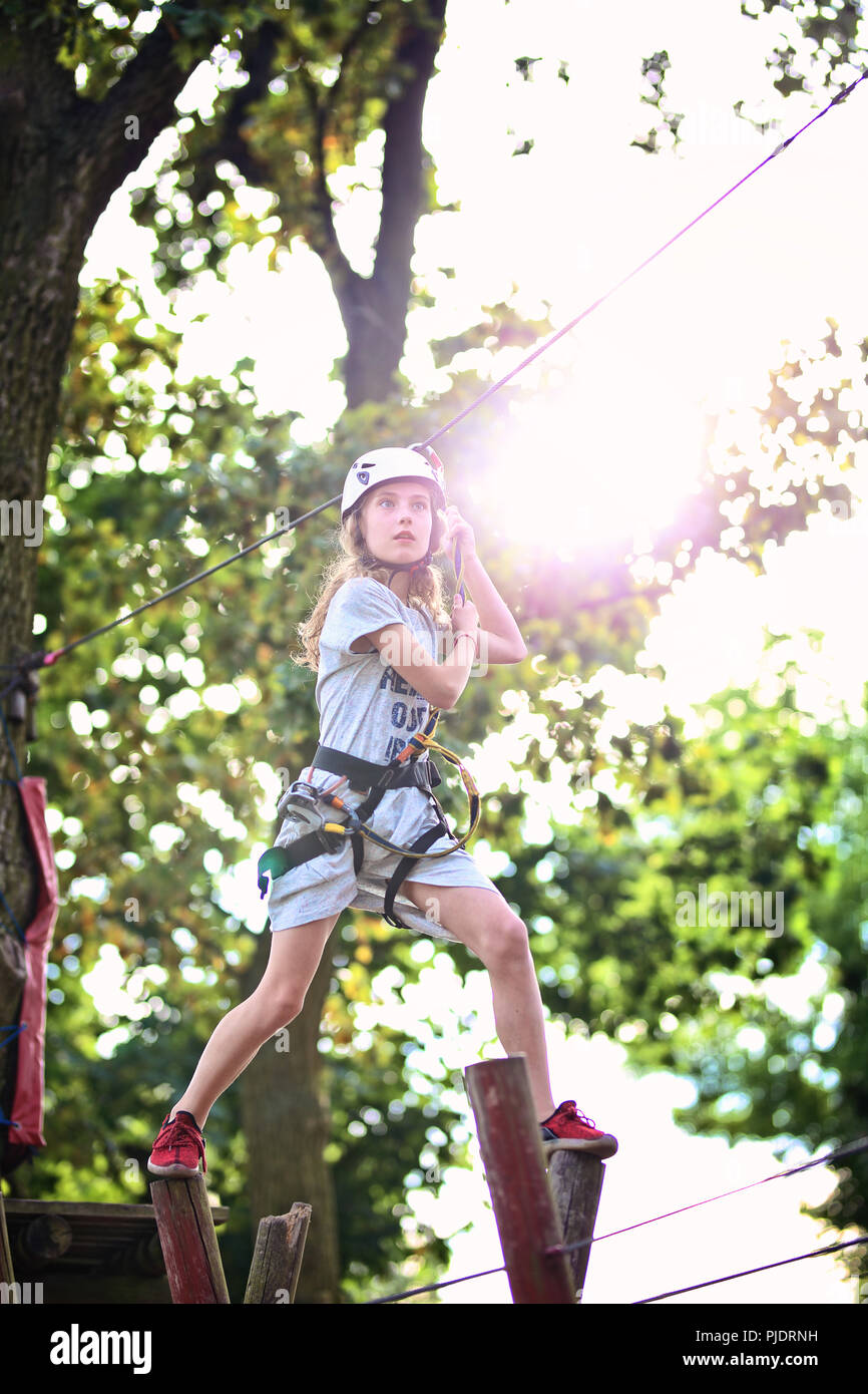 Junge Mädchen klettert der Seilpark Stockfoto