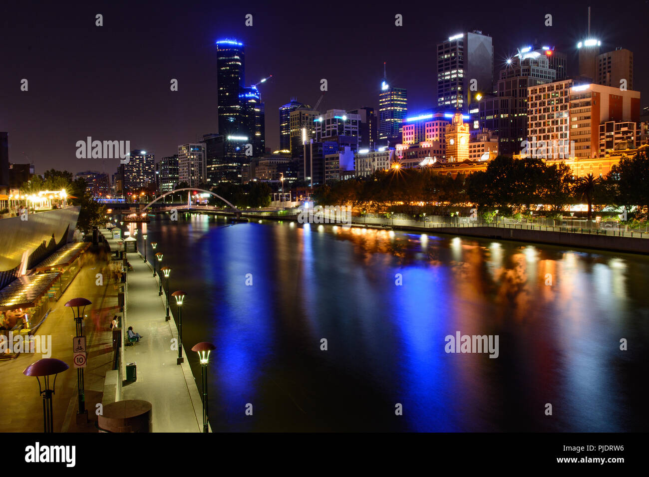 Blick auf die Skyline von Melbourne bei Nacht, Australien Stockfoto