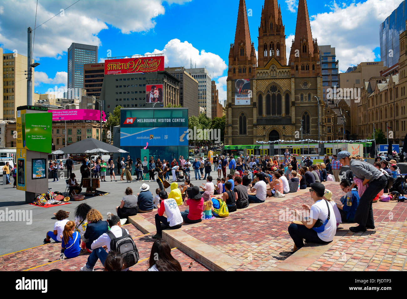 Menschen beobachten Straße Leistung am Federation Square im Zentrum von Melbourne, Australien Stockfoto