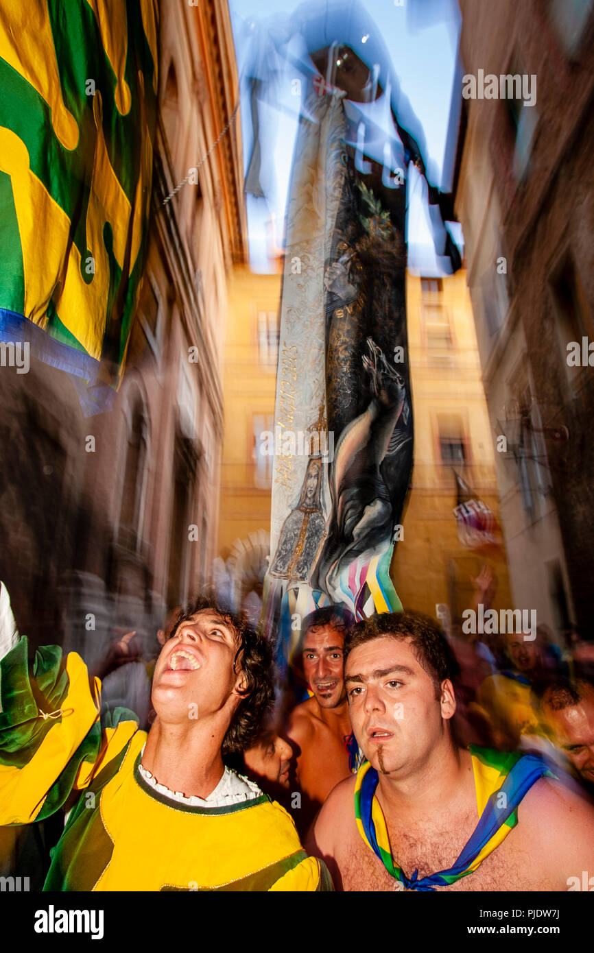 Die siegreichen Bruco Contrada ihre traditionellen Preis ein Seide Banner an die Kirche von Santa Maria In Provenzano, Palio di Siena, Siena, Italien Stockfoto