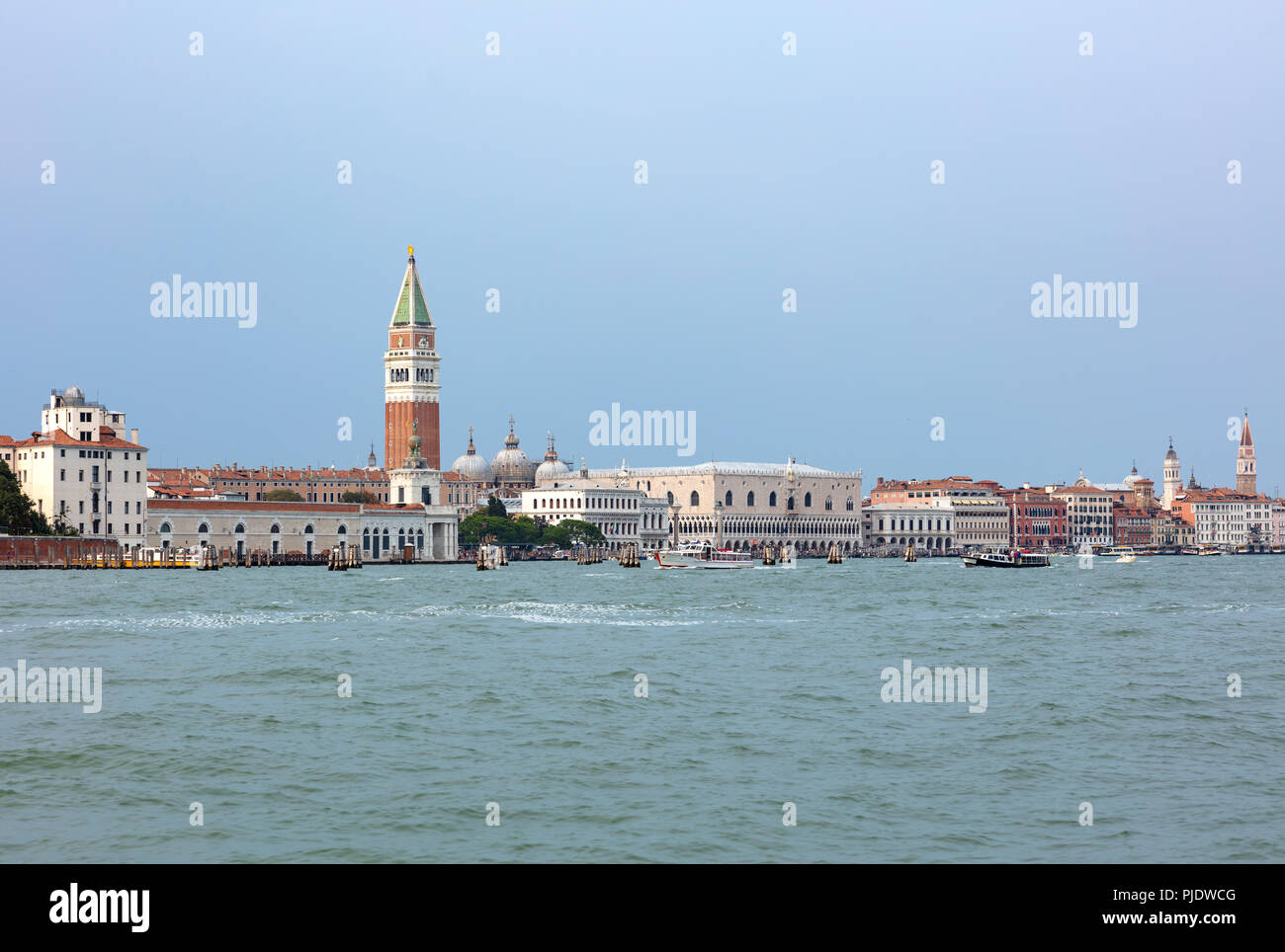 San Marcos Platz in Venedig, vom Meer aus gesehen mit Hunderten von Touristen zu Fuß auf den Rand der Lagune Stockfoto
