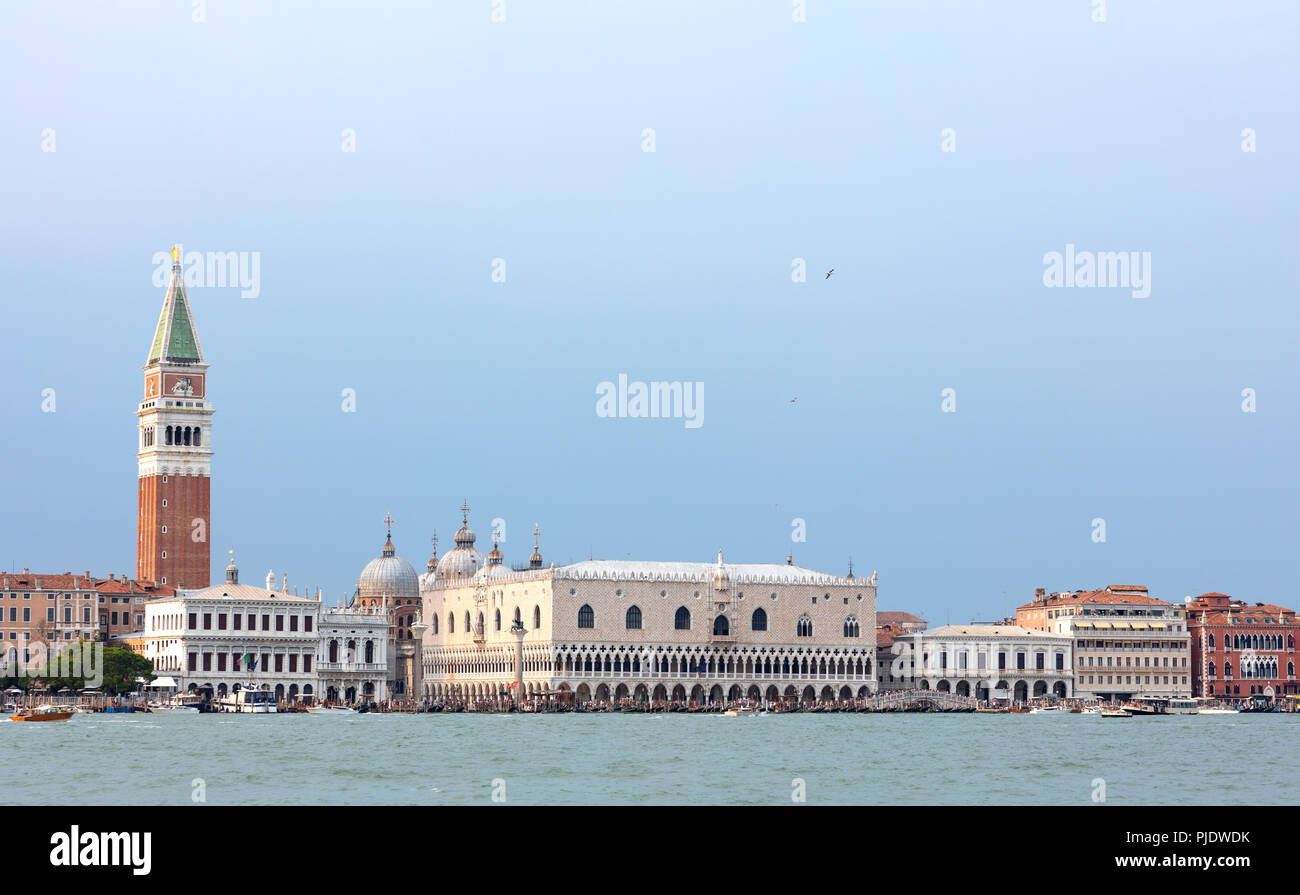 San Marcos Platz in Venedig, vom Meer aus gesehen mit Hunderten von Touristen zu Fuß auf den Rand der Lagune Stockfoto
