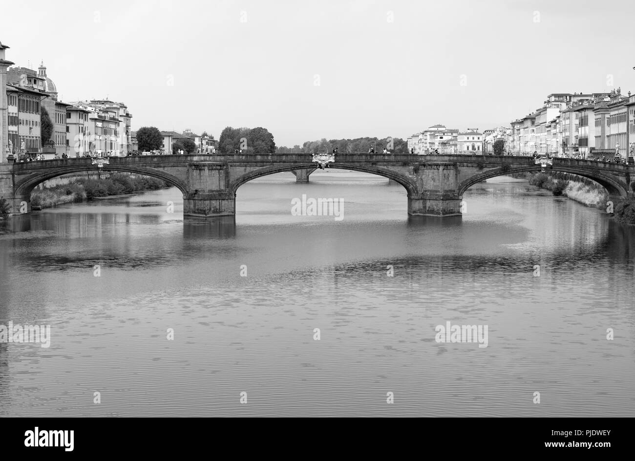Blick auf die Brücke Alle Grazie in Florenz über den Fluss Arno Stockfoto