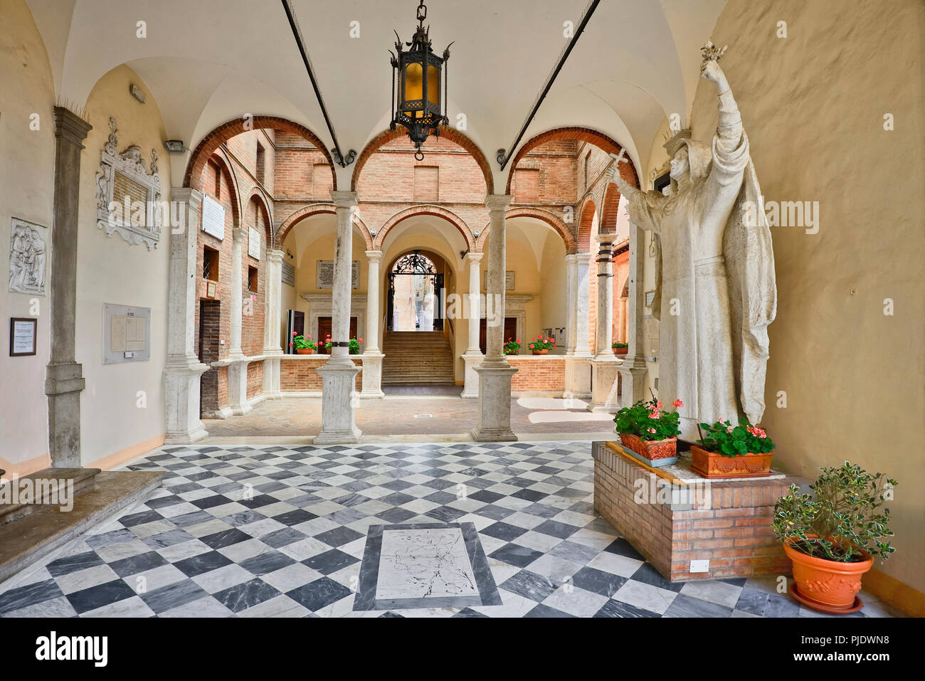 Italien, Toskana, Siena, Casa Santuario di Santa Caterina, Innenhof mit großen Statue der Hl. Katharina. Stockfoto