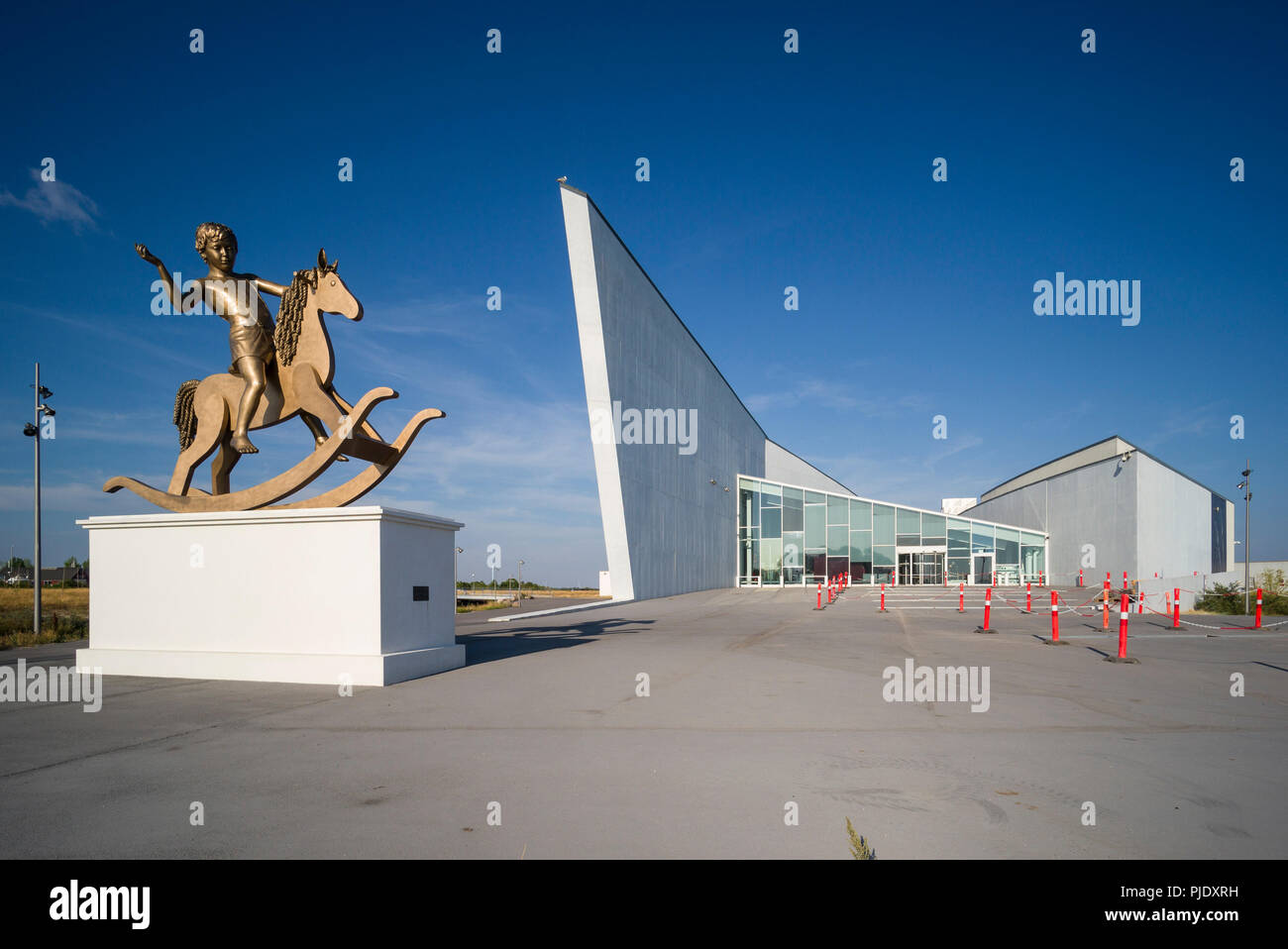 Kopenhagen. Dänemark. Das Arken Museum für Moderne Kunst in Ishøj. Ein Junge auf einem schaukelpferd Skulptur von Elmgreen & Dragset, betitelt Kraftlos Strukturen, Abb. Stockfoto