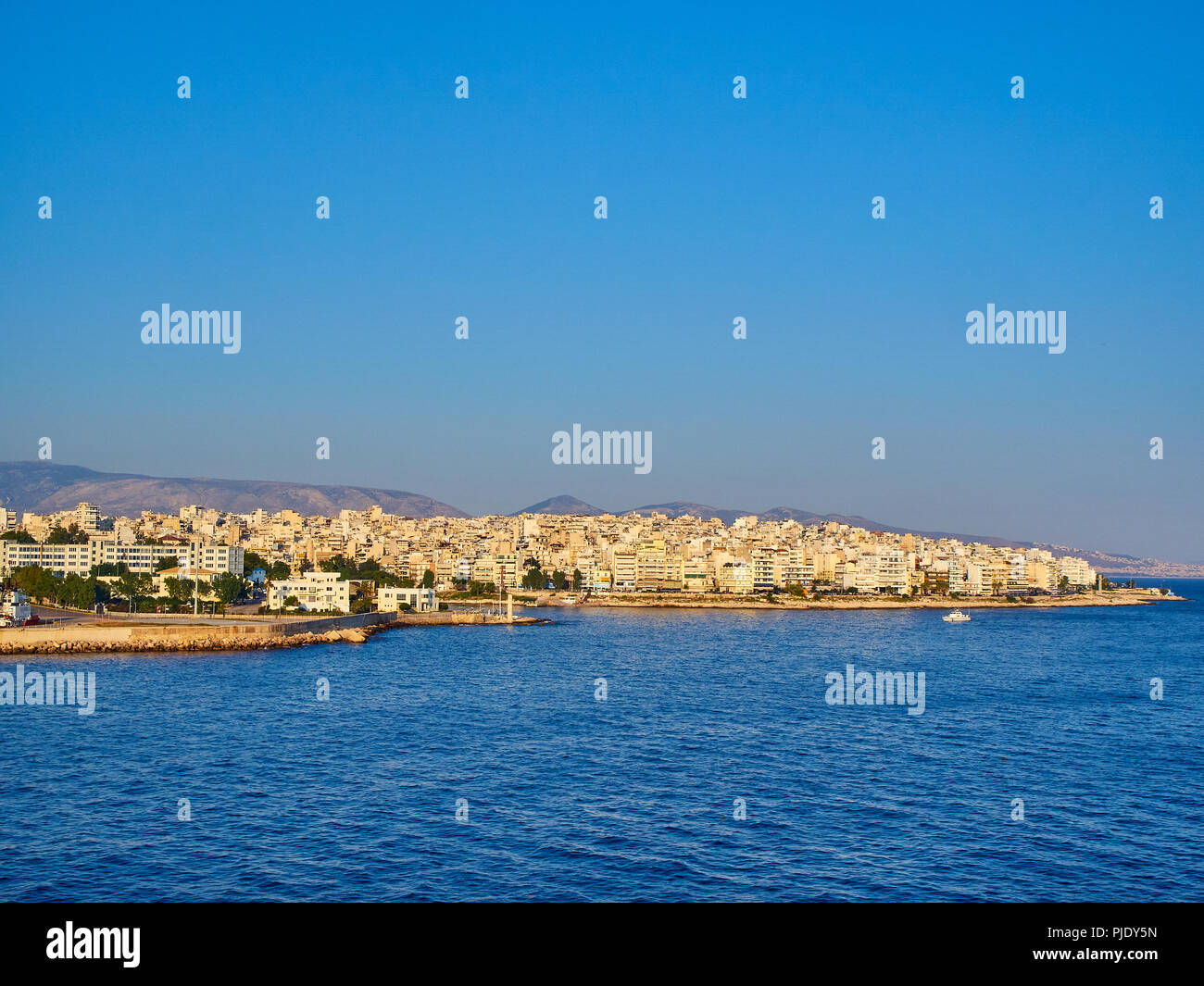 Mikrolimano Bucht mit Palacio Faliro im Hintergrund. Region Attika, Griechenland. Stockfoto