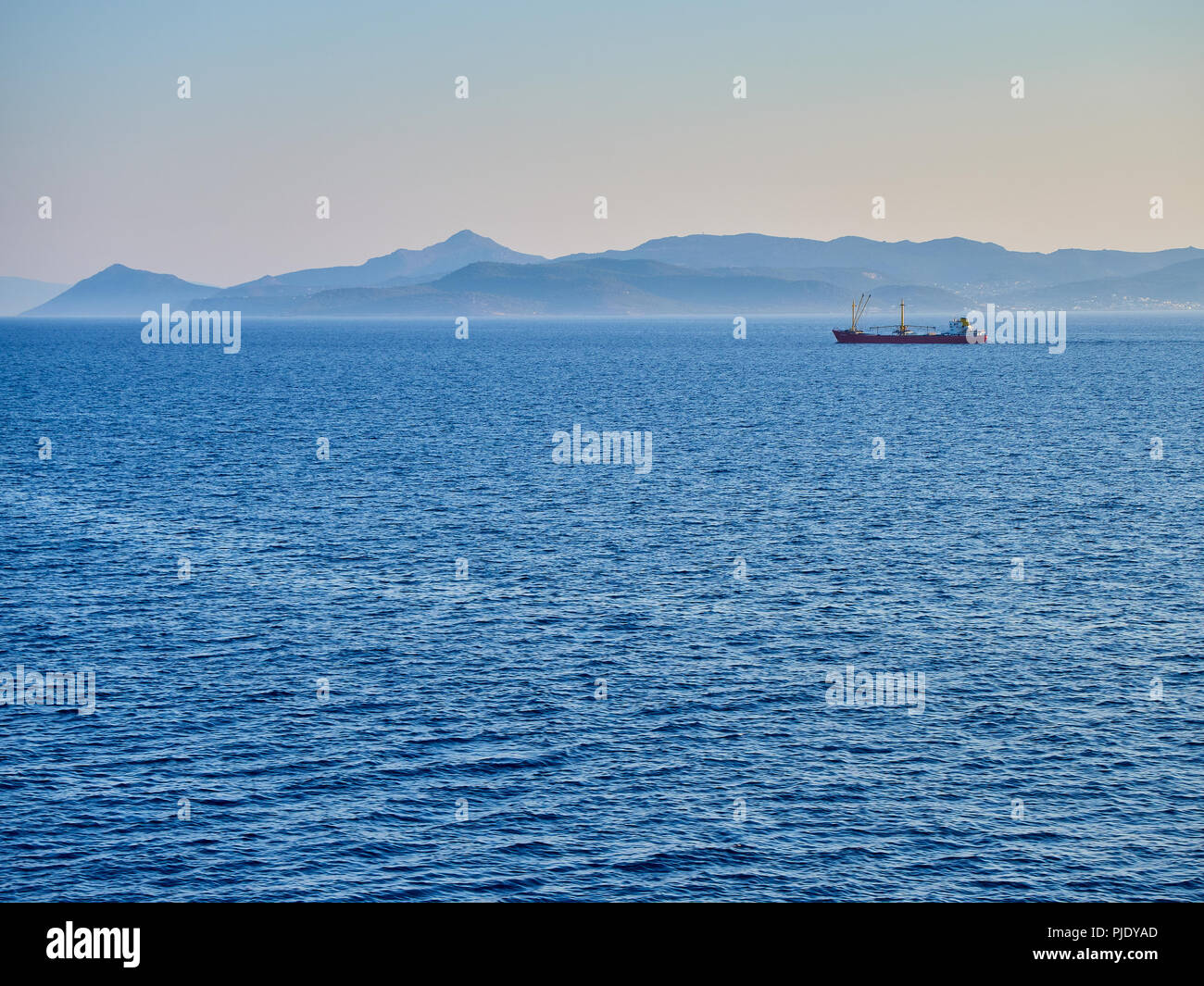 Ein Tanker der Überquerung der Ägäis mit griechischen Küsten im Hintergrund. Region Attika, Griechenland. Stockfoto