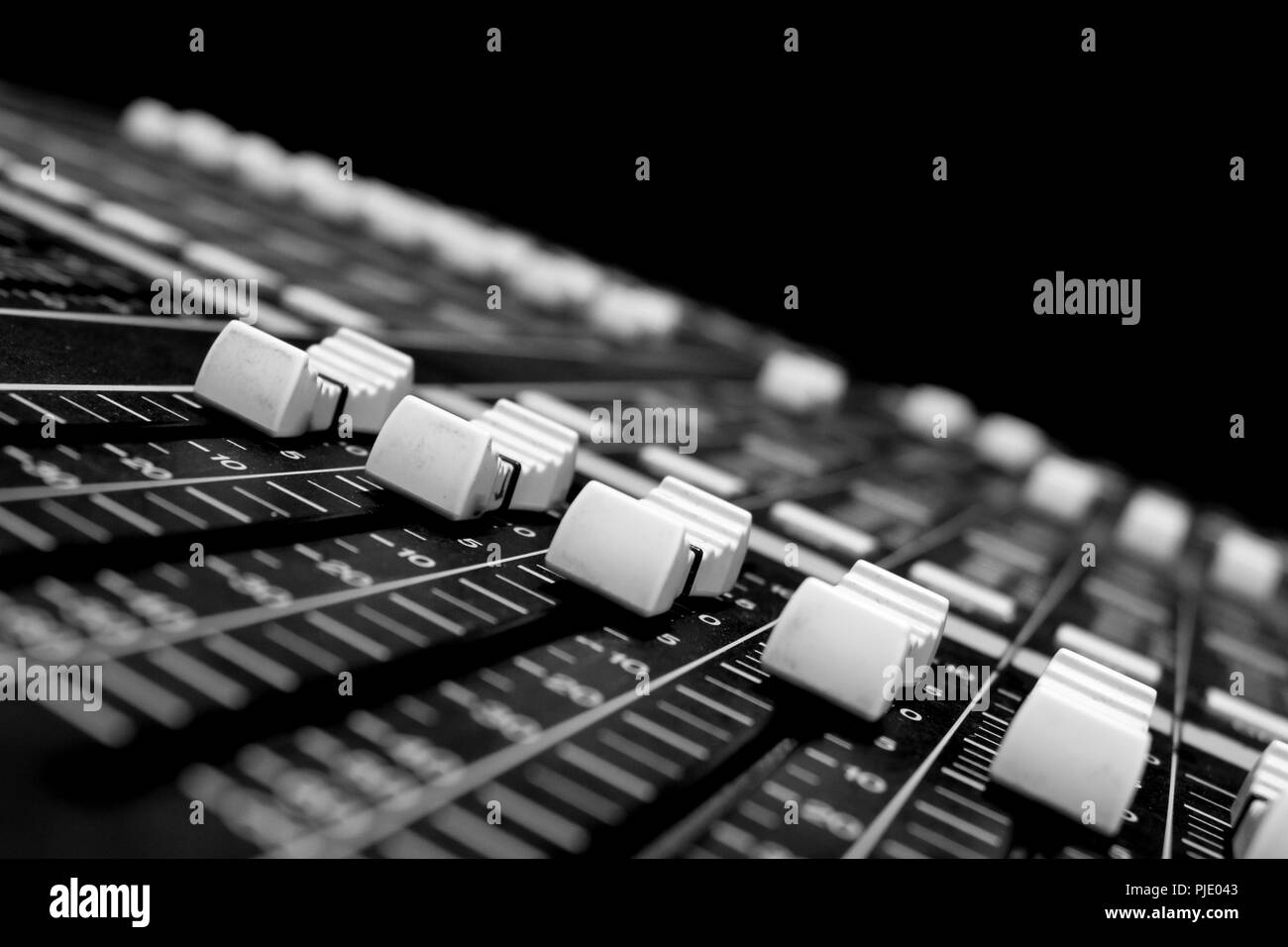 Weitwinkel Nahaufnahme von Pro Audio Digital Mixing Console. White Fader und schwarz Steuerkonsole Stockfoto