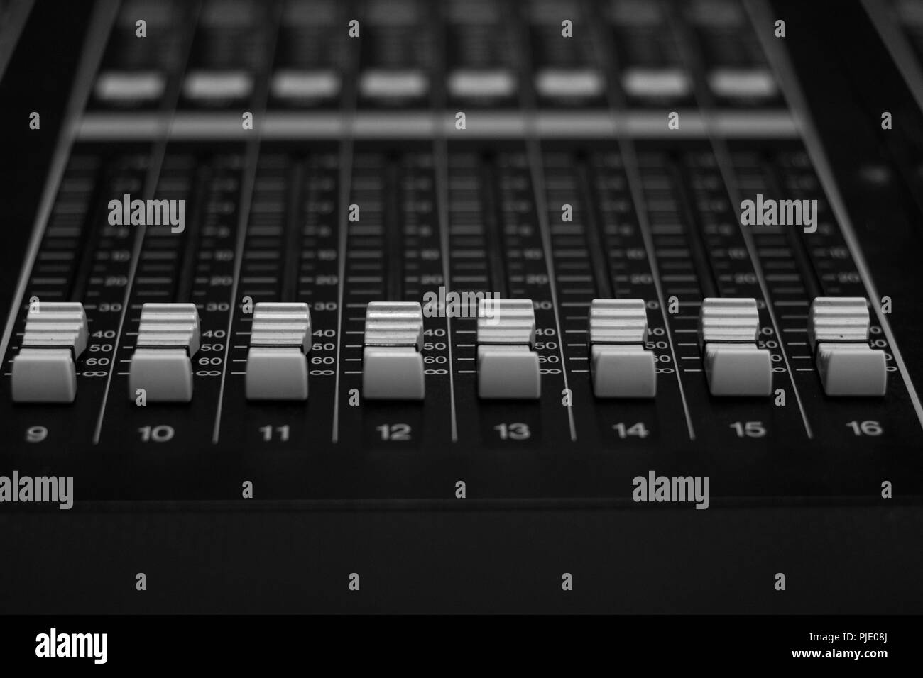 Schwarzweiß-Stil Professional Audio Sound Mixing Console-Fader, schwarzen und weißen controller Fader Stockfoto