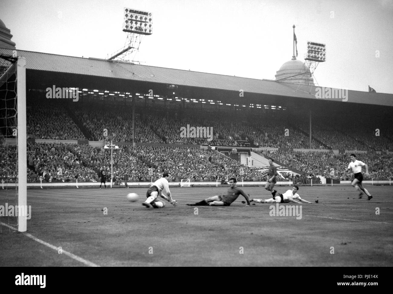 Der Ball gelangt in das Netz für die erste Spaniens Ziel - von Luis del Sol zählte - während der internationalen Freundschaftsspiel gegen England im Wembley-Stadion. Stockfoto